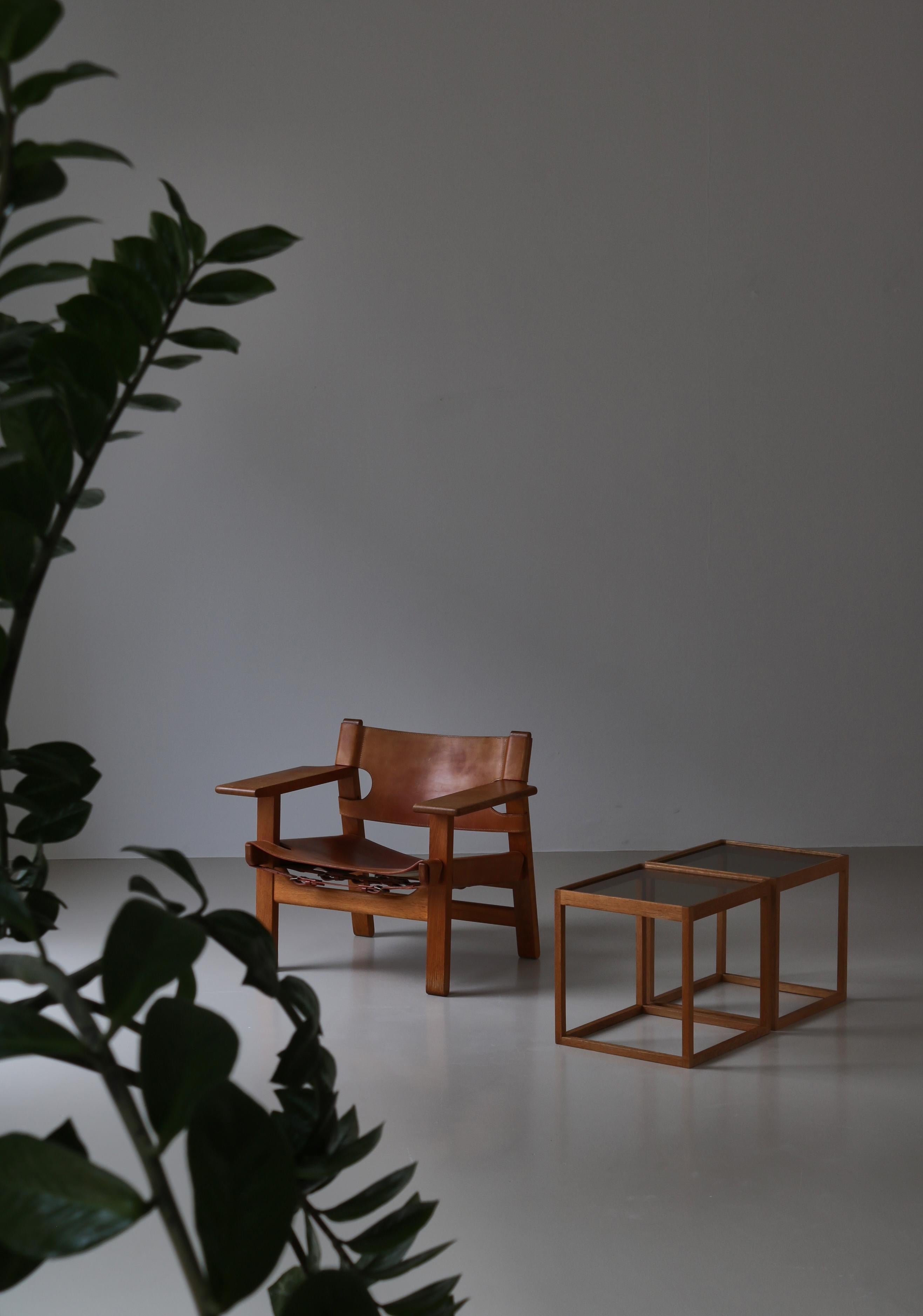 Ensemble de tables d'appoint classiques de la modernité danoise en chêne massif et verre fumé épais. Réalisé dans les années 1960 par Kurt Østervig et fabriqué par 