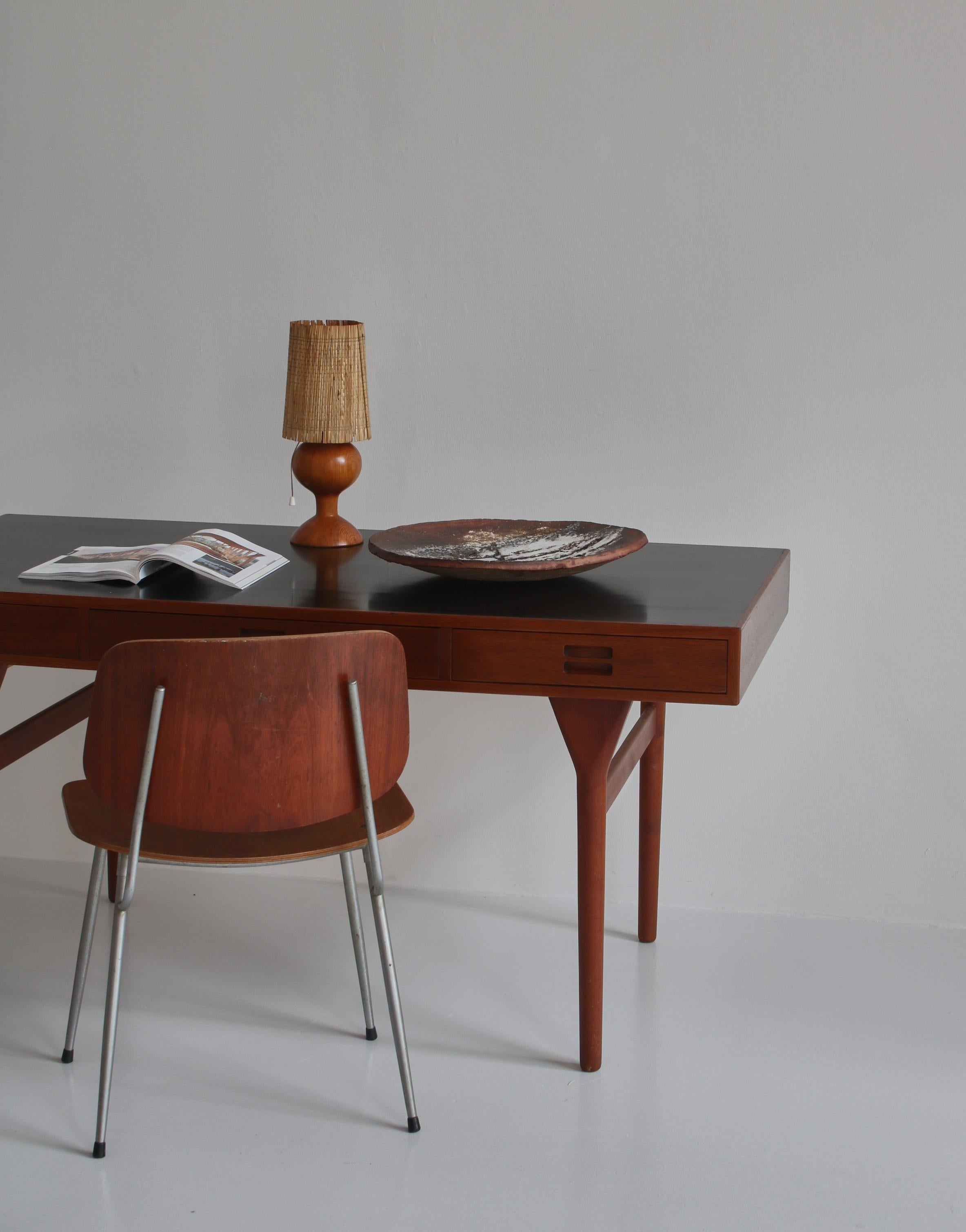 Große, einzigartige Tischschale aus Steingut, handgefertigt vom dänischen Künstler Ole Bjørn Krüger (1922-2007). Hergestellt in den 1960er Jahren in seiner eigenen Werkstatt. Glasiertes Feinsteinzeug mit schönen Kontrasten in Erdfarben.