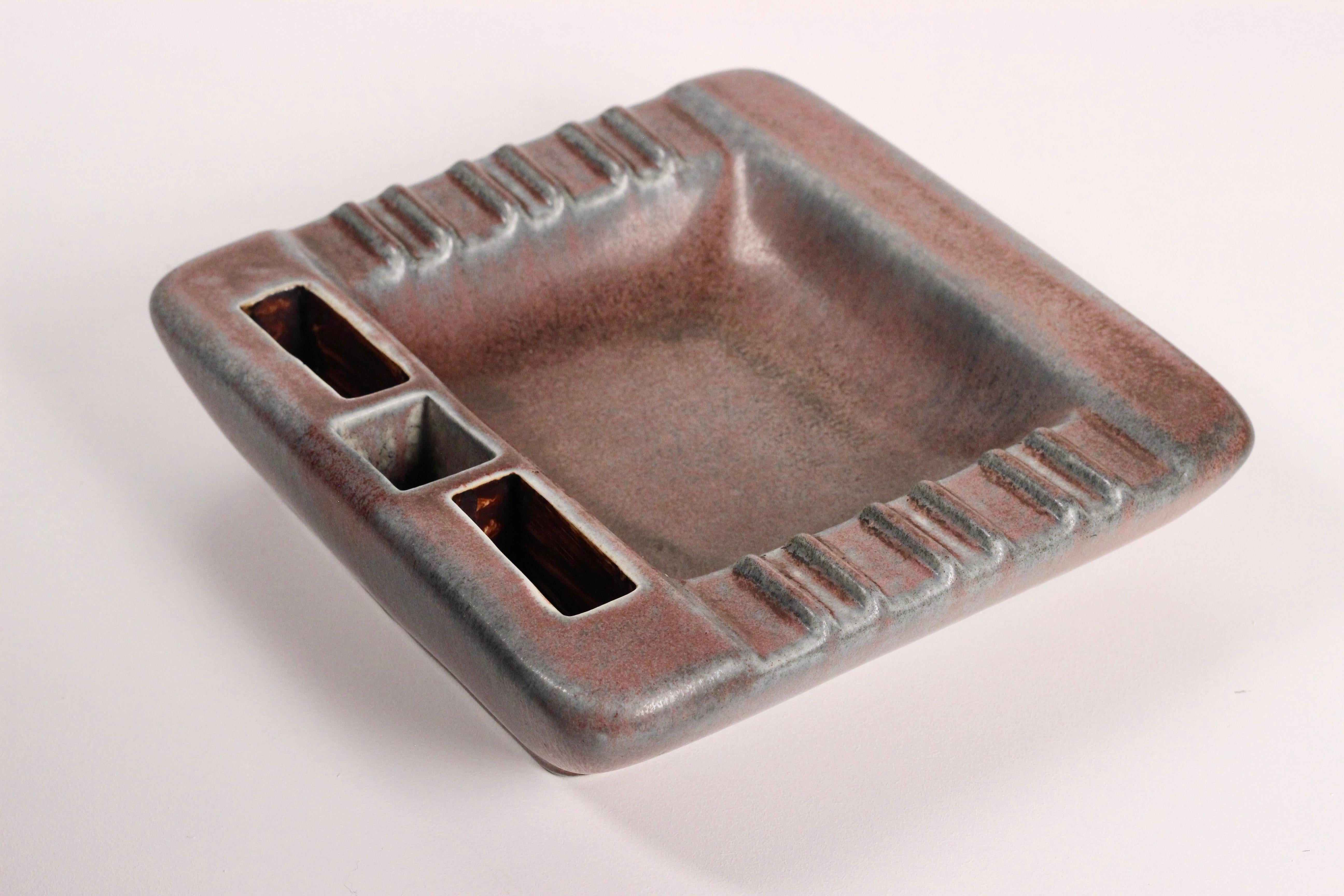  Scandinavian modern large ceramic ashtray by Gunnar Nylund for Rörstrand 1950’s In Good Condition For Sale In London, GB