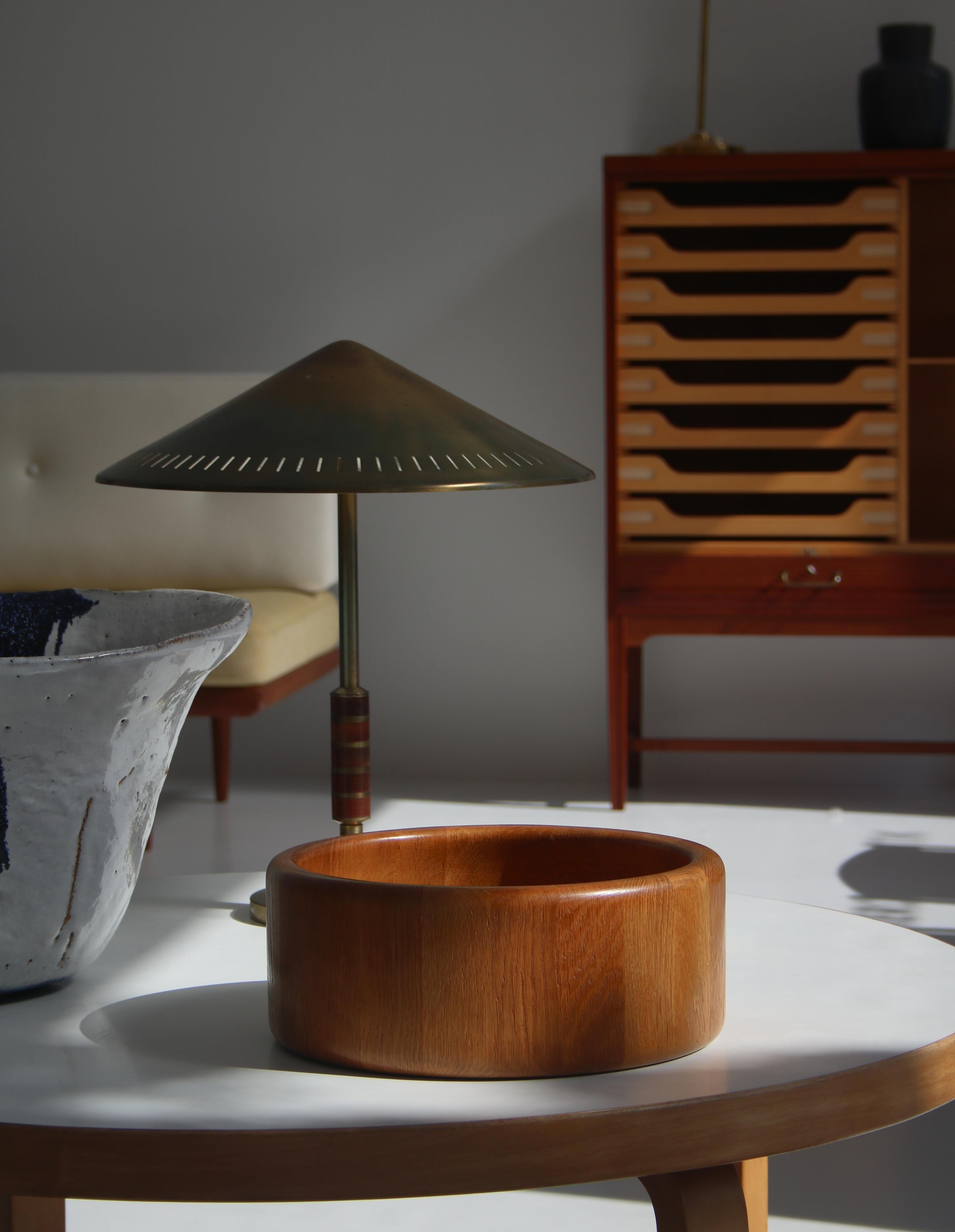 Beautiful organic wood bowl in solid oak handmade by Nissen, Denmark. Manufactured in the 1960s. Great condition.