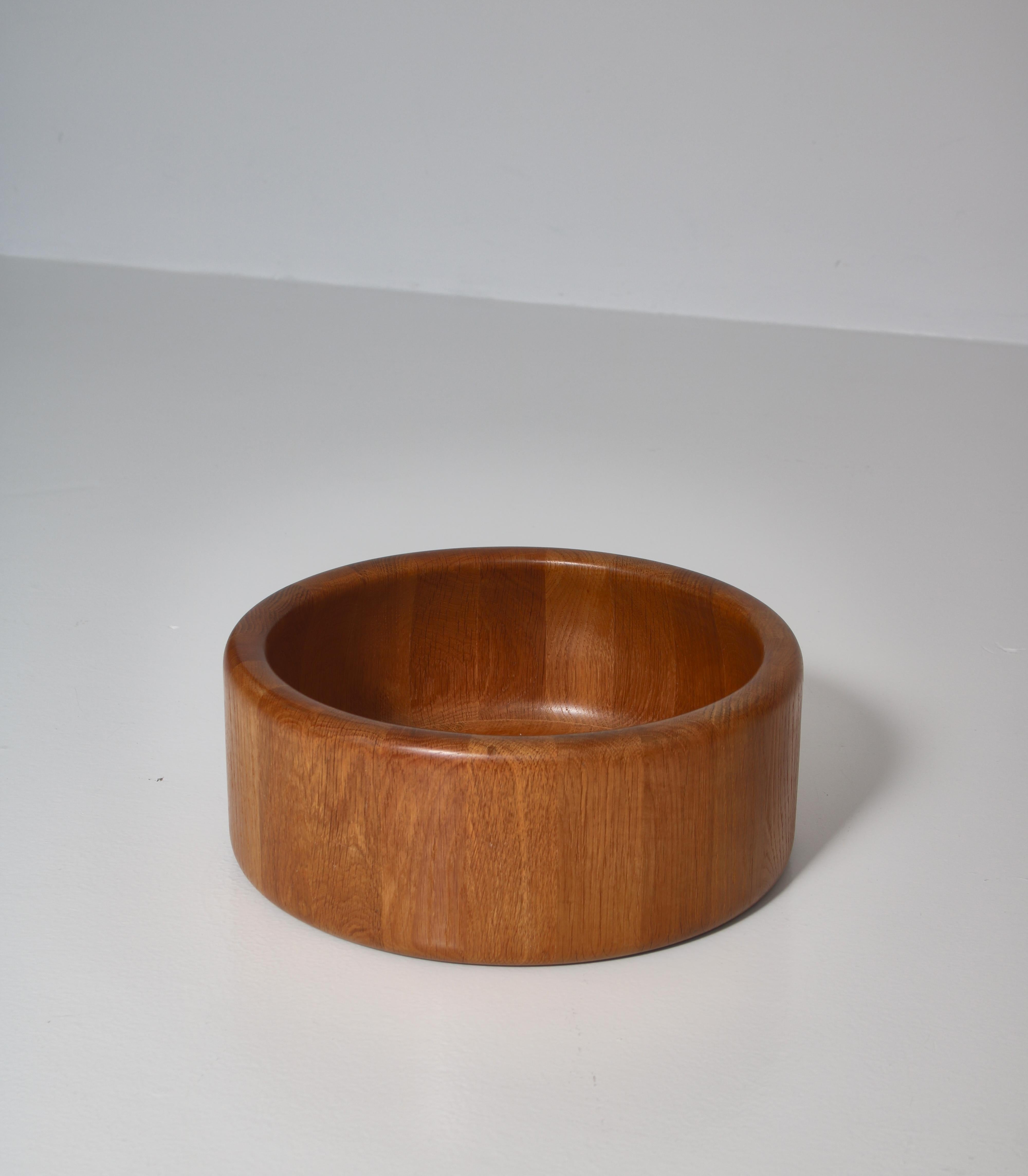 Mid-20th Century Scandinavian Modern Large Decorative Oak Bowl by Nissen, Denmark, 1960s