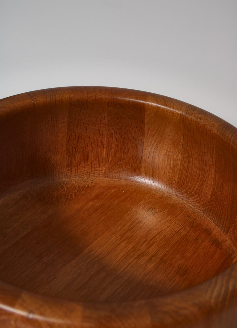 Scandinavian Modern Large Decorative Oak Bowl by Nissen, Denmark, 1960s For Sale 1