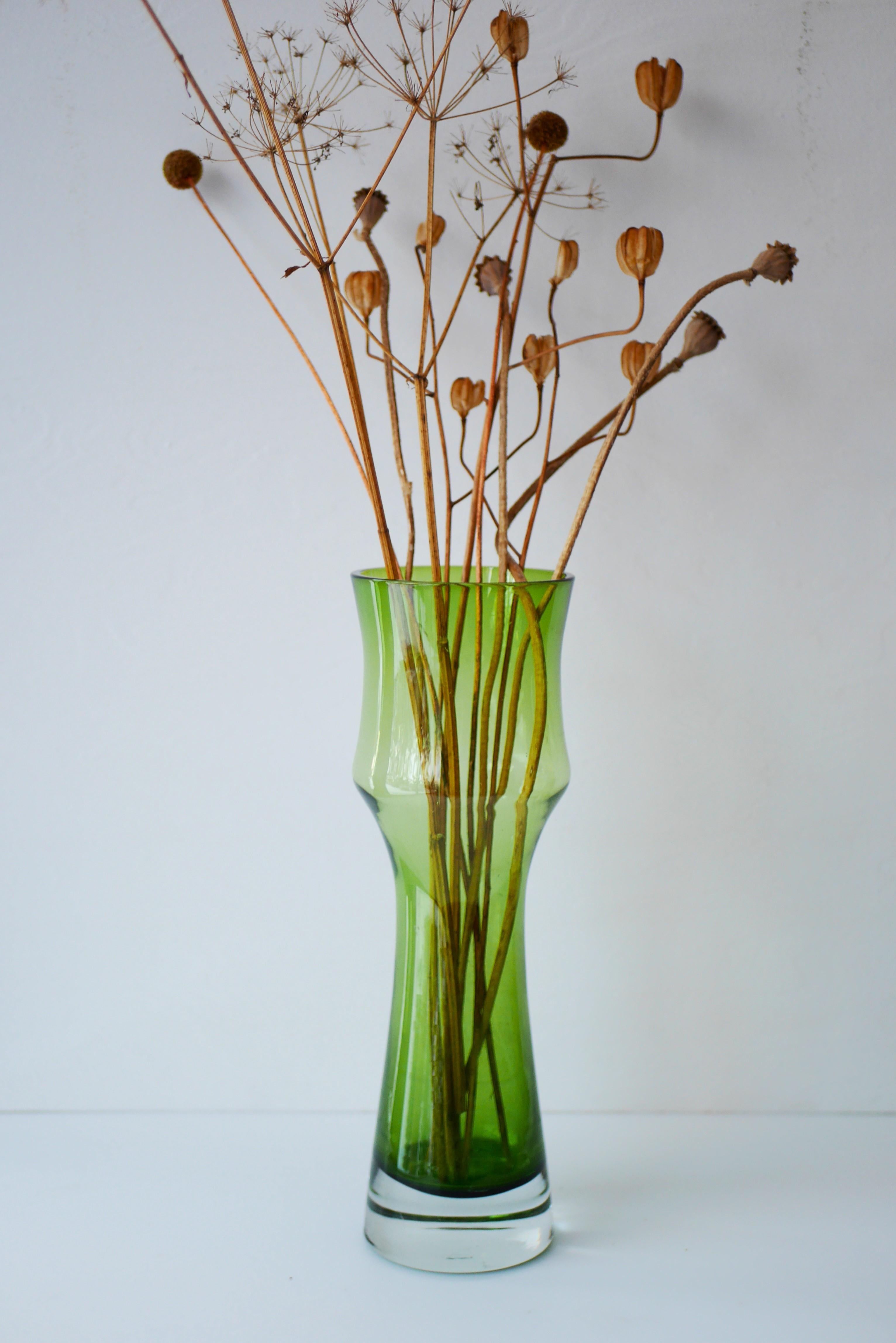 Scandinavian modern large Green Glass Vase by Bo Borgström for Åseda, Sweden In Good Condition For Sale In Skarpnäck, SE