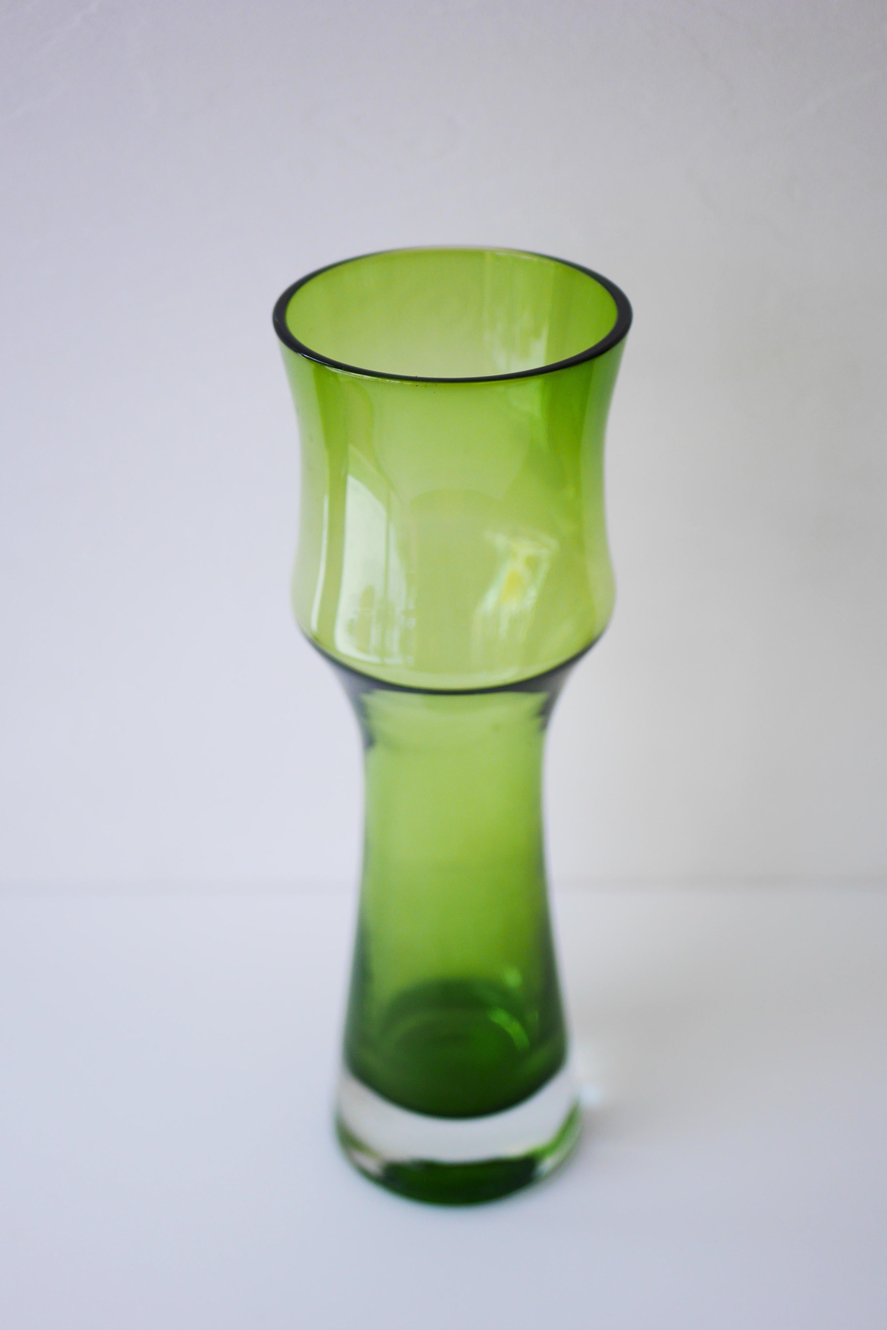 Scandinavian modern large Green Glass Vase by Bo Borgström for Åseda, Sweden For Sale 1