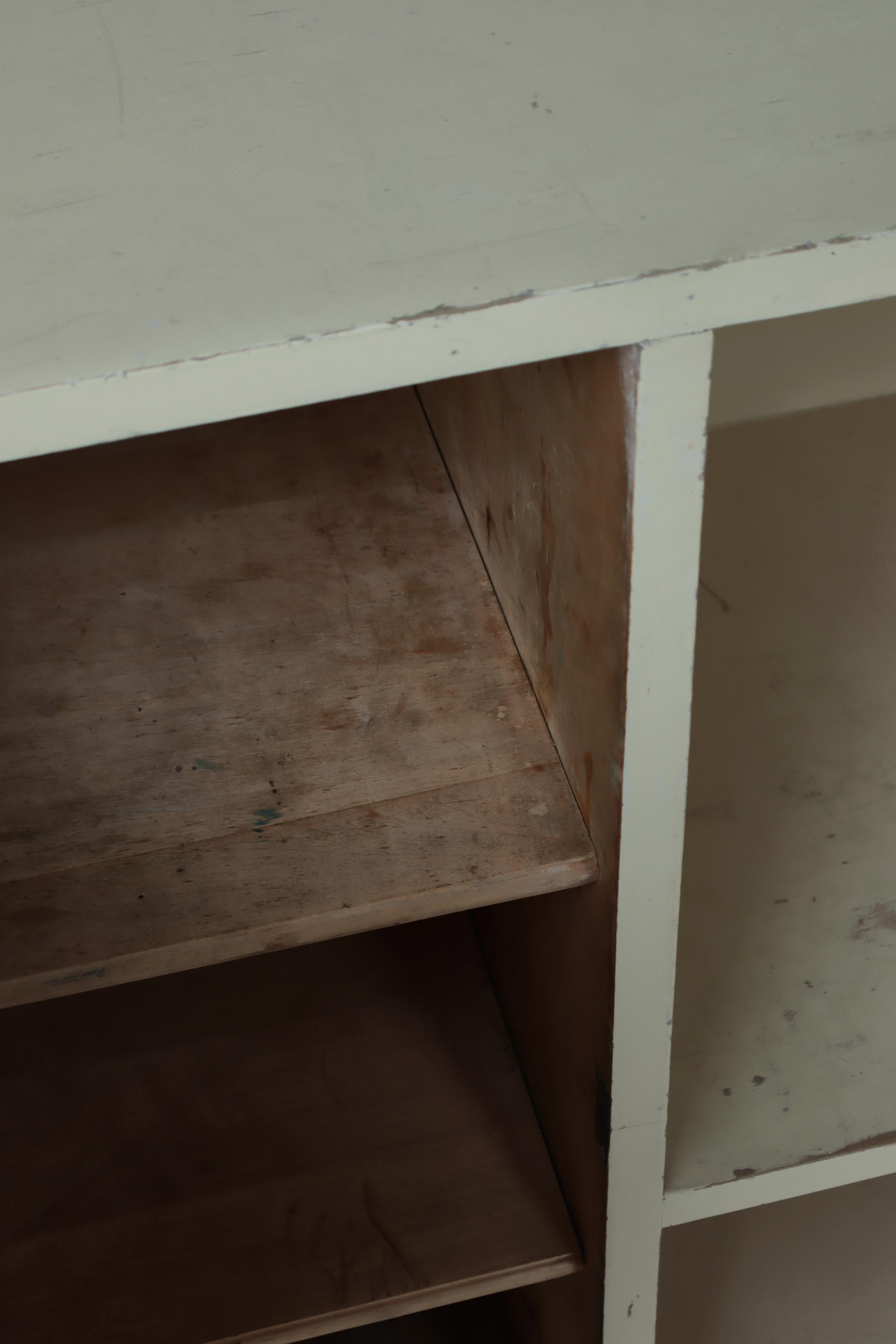 Grand buffet ou meuble de rangement scandinave moderne sur roues, fonctionnalisme des années 1930 en vente 5