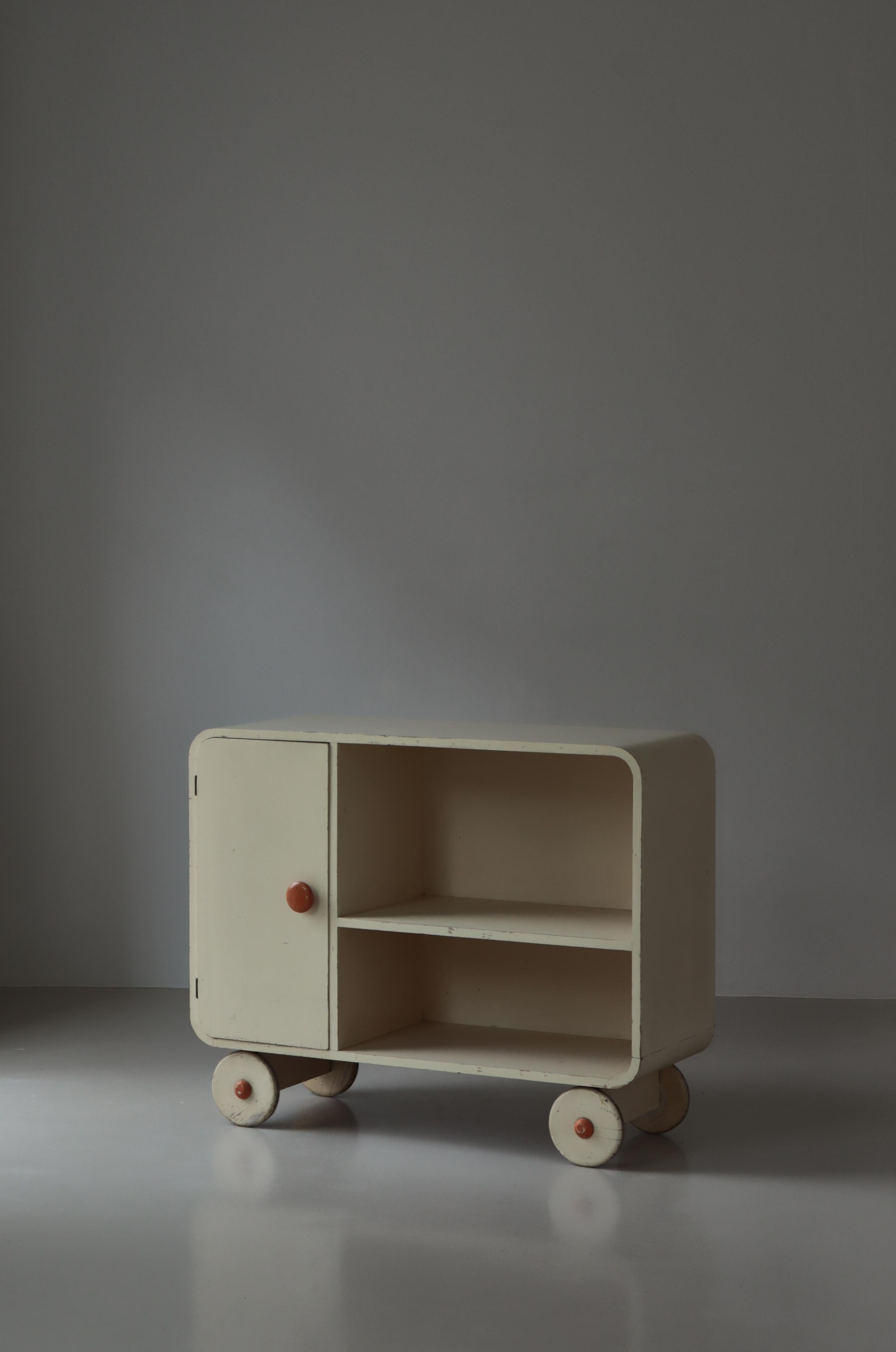 Scandinave moderne Grand buffet ou meuble de rangement scandinave moderne sur roues, fonctionnalisme des années 1930 en vente