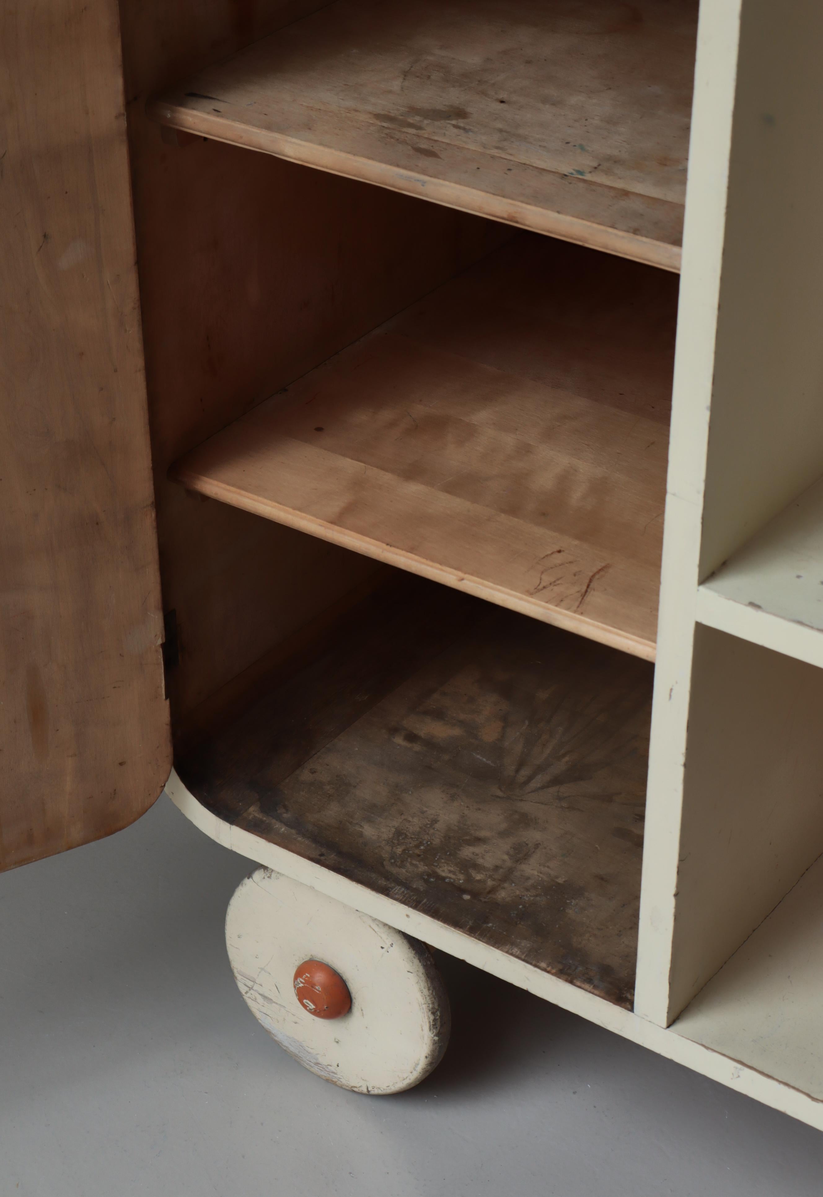 Scandinave Grand buffet ou meuble de rangement scandinave moderne sur roues, fonctionnalisme des années 1930 en vente