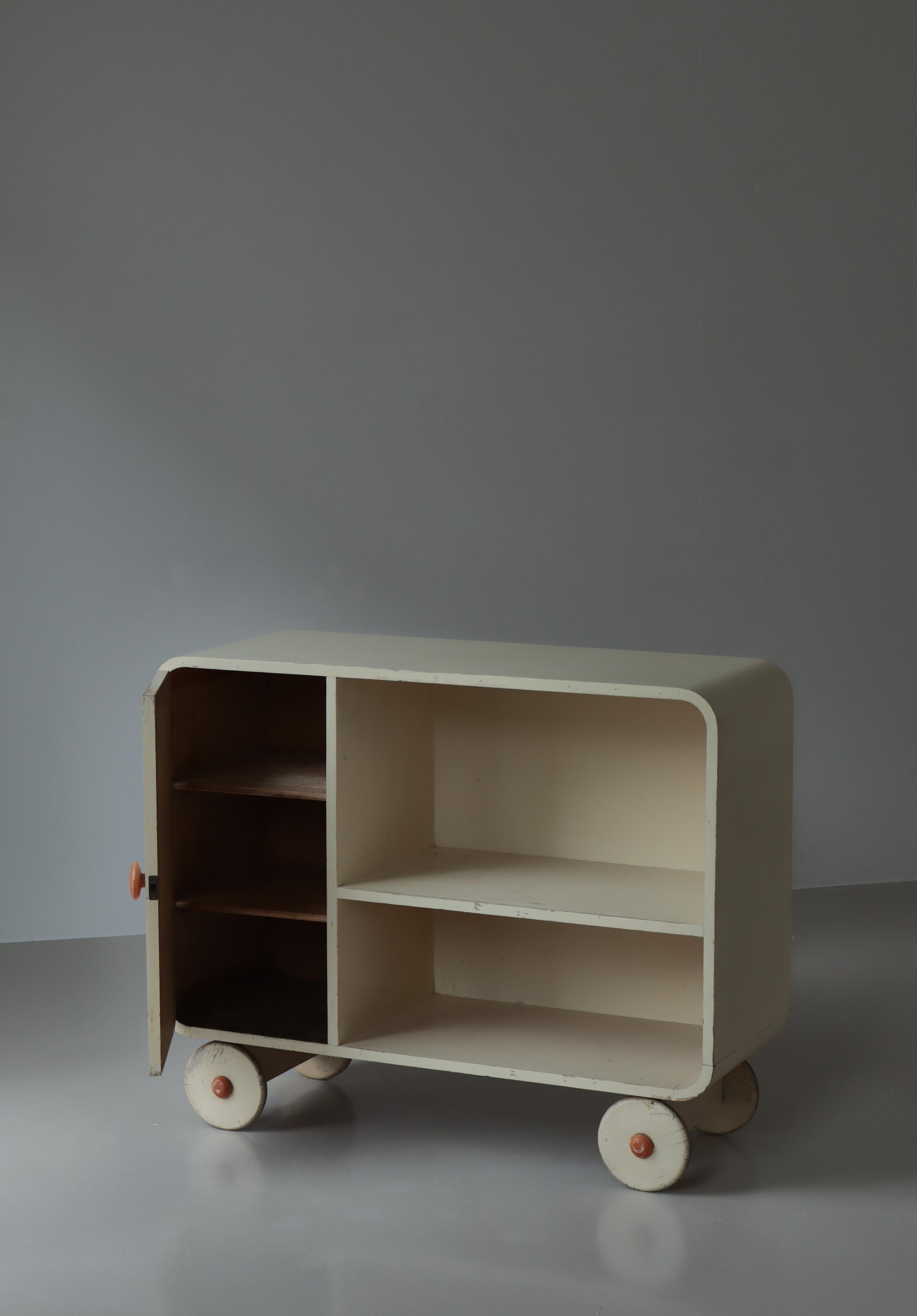 Milieu du XXe siècle Grand buffet ou meuble de rangement scandinave moderne sur roues, fonctionnalisme des années 1930 en vente
