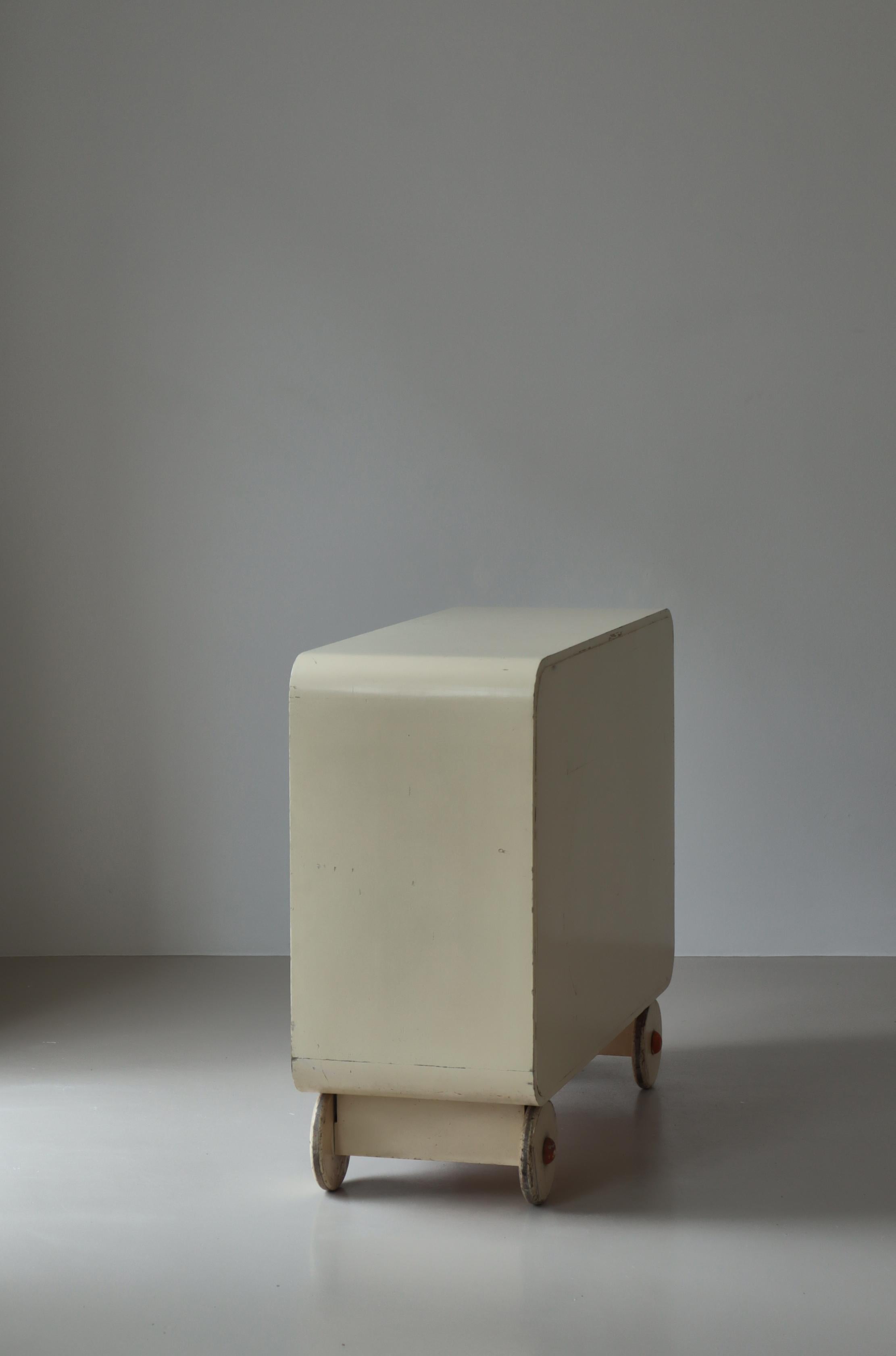 Grand buffet ou meuble de rangement scandinave moderne sur roues, fonctionnalisme des années 1930 en vente 3