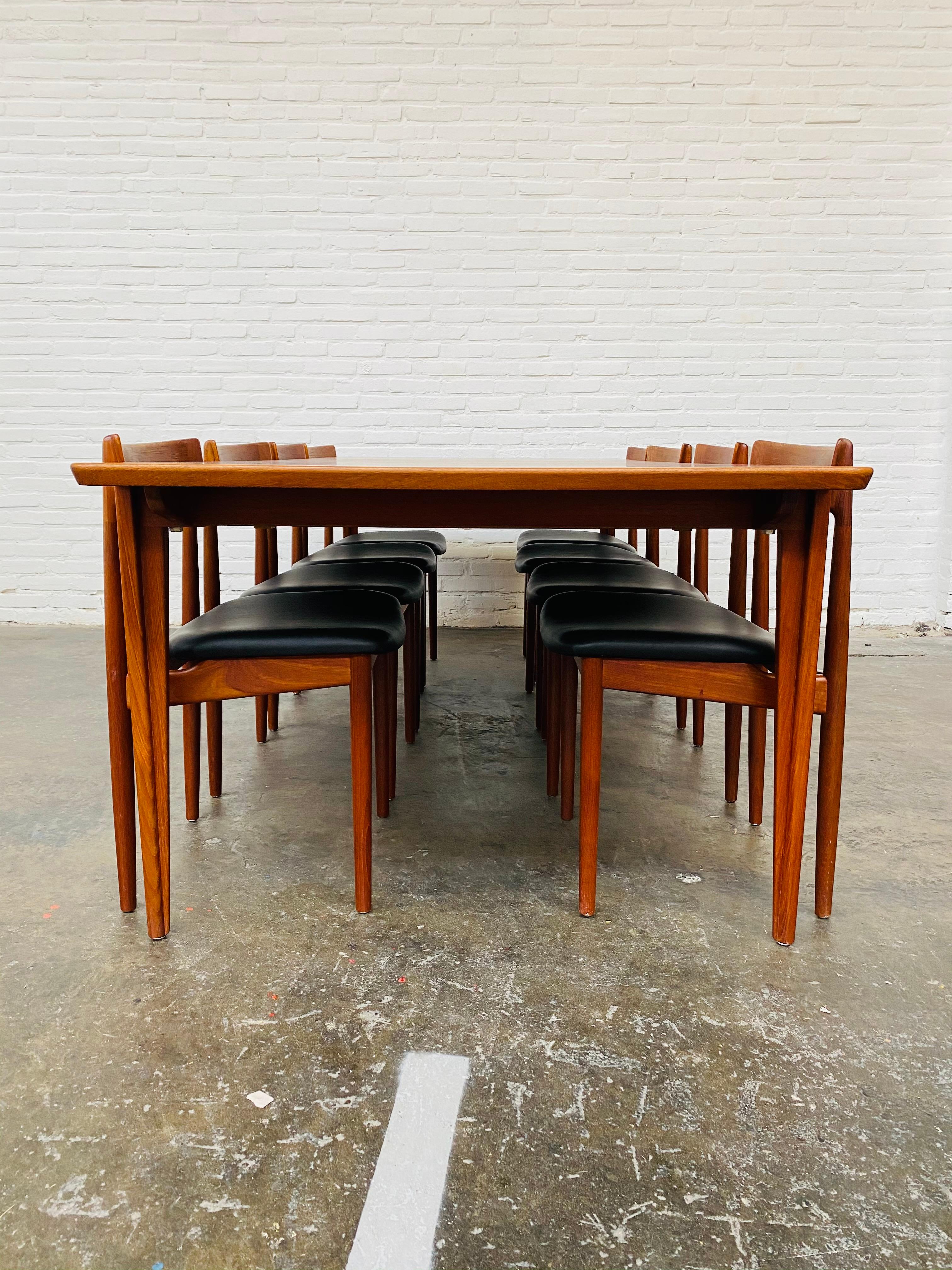 This extendable dining table and 8 chairs in teak are designed by Henry Rosengren Hansen in the sixties. The set is manufactured by Brande Mobelfabrik in Denmark. The set excels in extraordinary craftmanship and exceptional details. All eight chairs