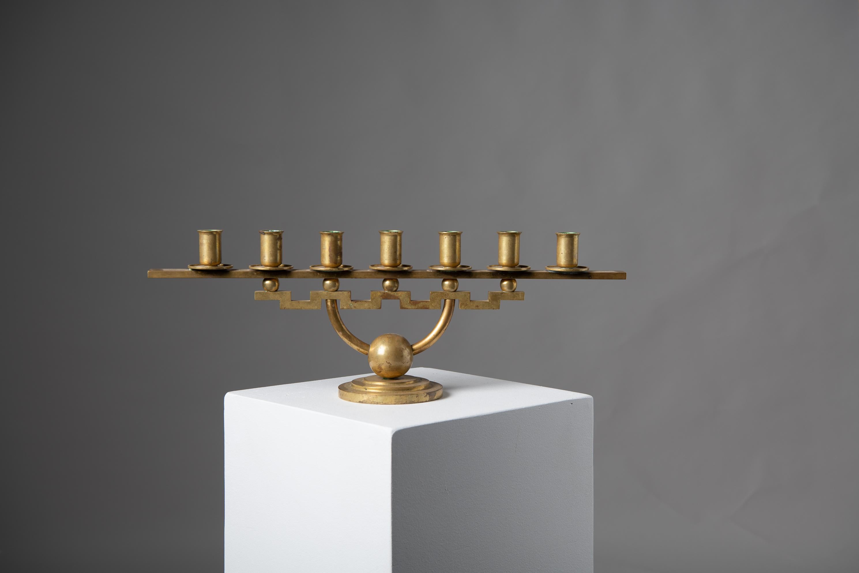 Skandinavische Moderne, skandinavisch-moderner geometrischer Kerzenständer aus Messing von Lars Holmstrm (Schwedisch) im Angebot