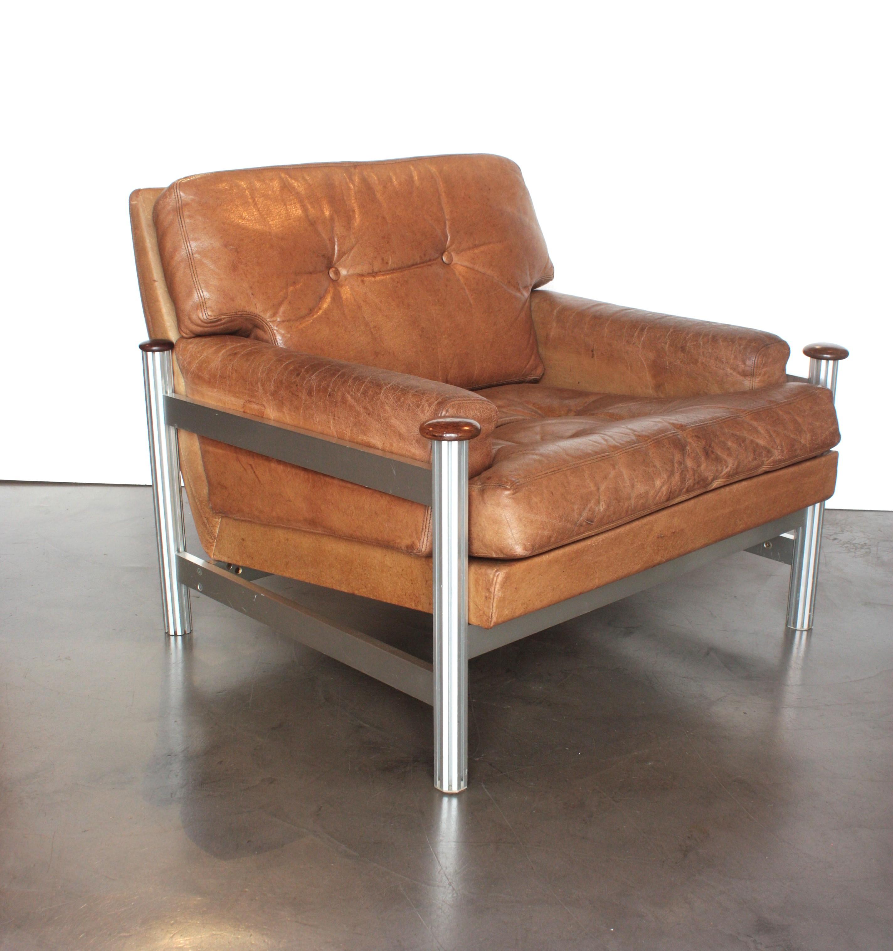 Scandinavian Modern Easy Chair / Lounge Chair, Leather, Aluminium, Wood
Elegant leather and aluminium armchair with walnut wooden accents, Denmark, 1960.
Wonderful compact Danish Modern lounge chair with striped aluminum frame, walnut wood details
