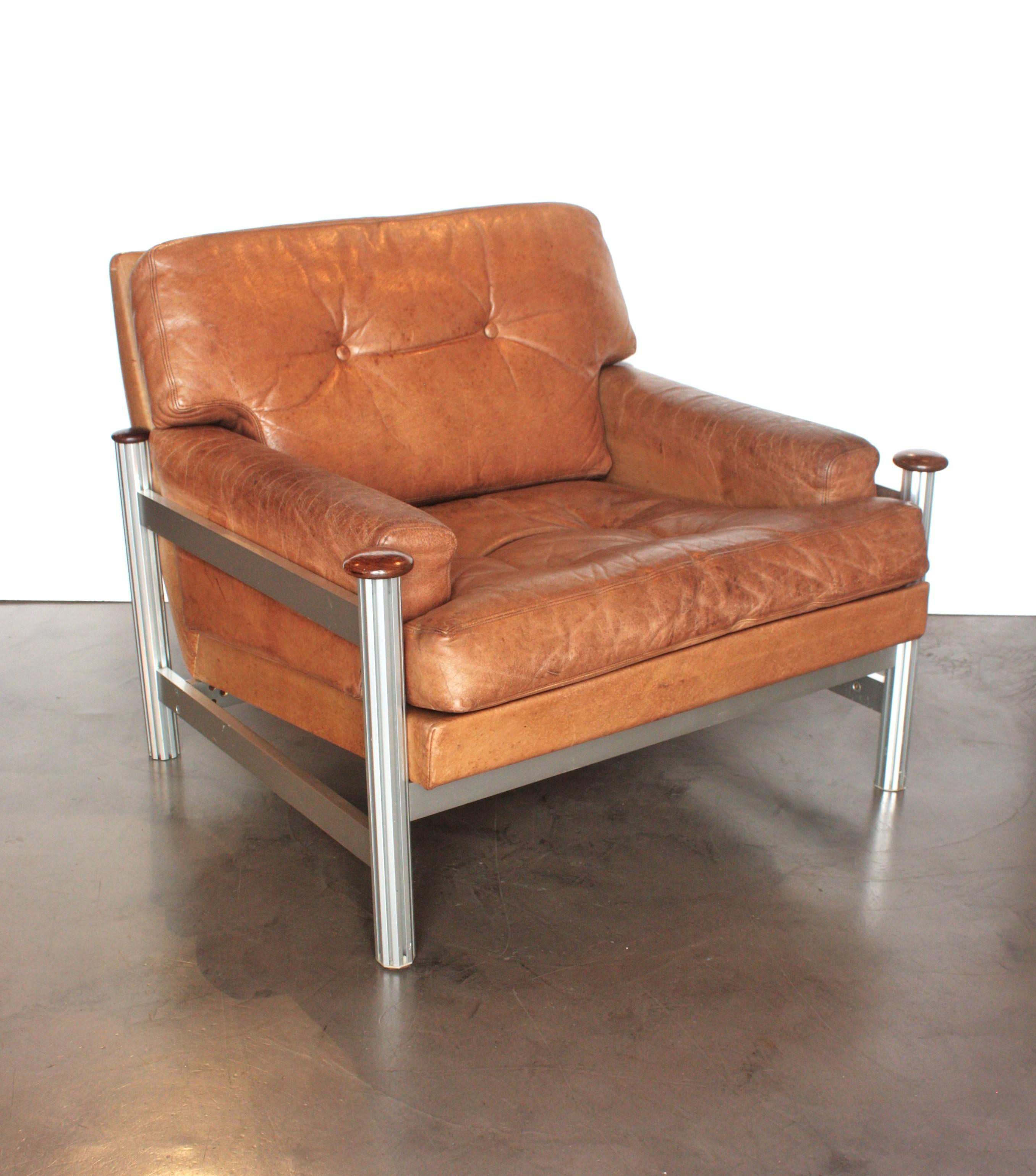 Scandinavian Modern Leather and Aluminium Lounge Chair In Good Condition For Sale In Barcelona, ES