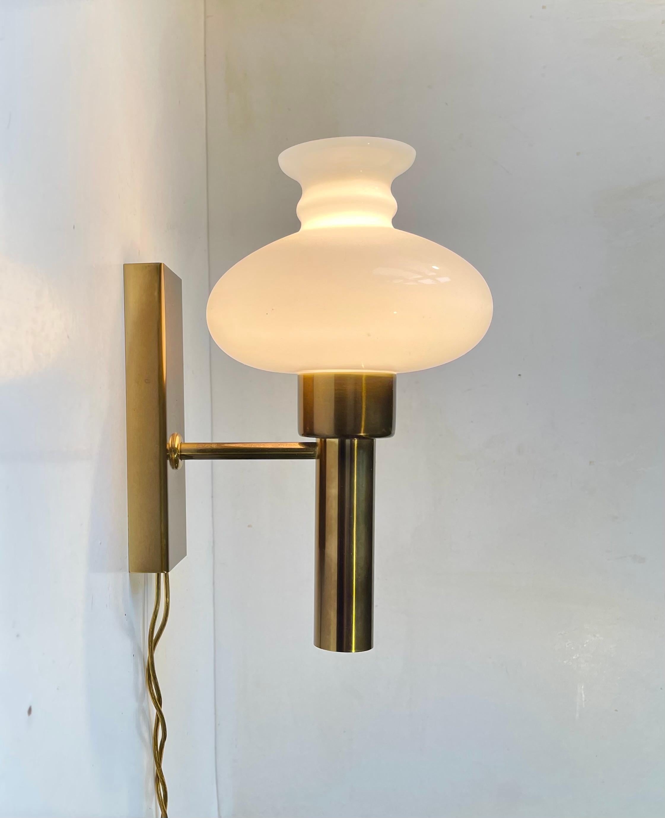Fine XX secolo The Modern Scandinavian Library - Lampada da parete in ottone e vetro opalino di Vitrika in vendita
