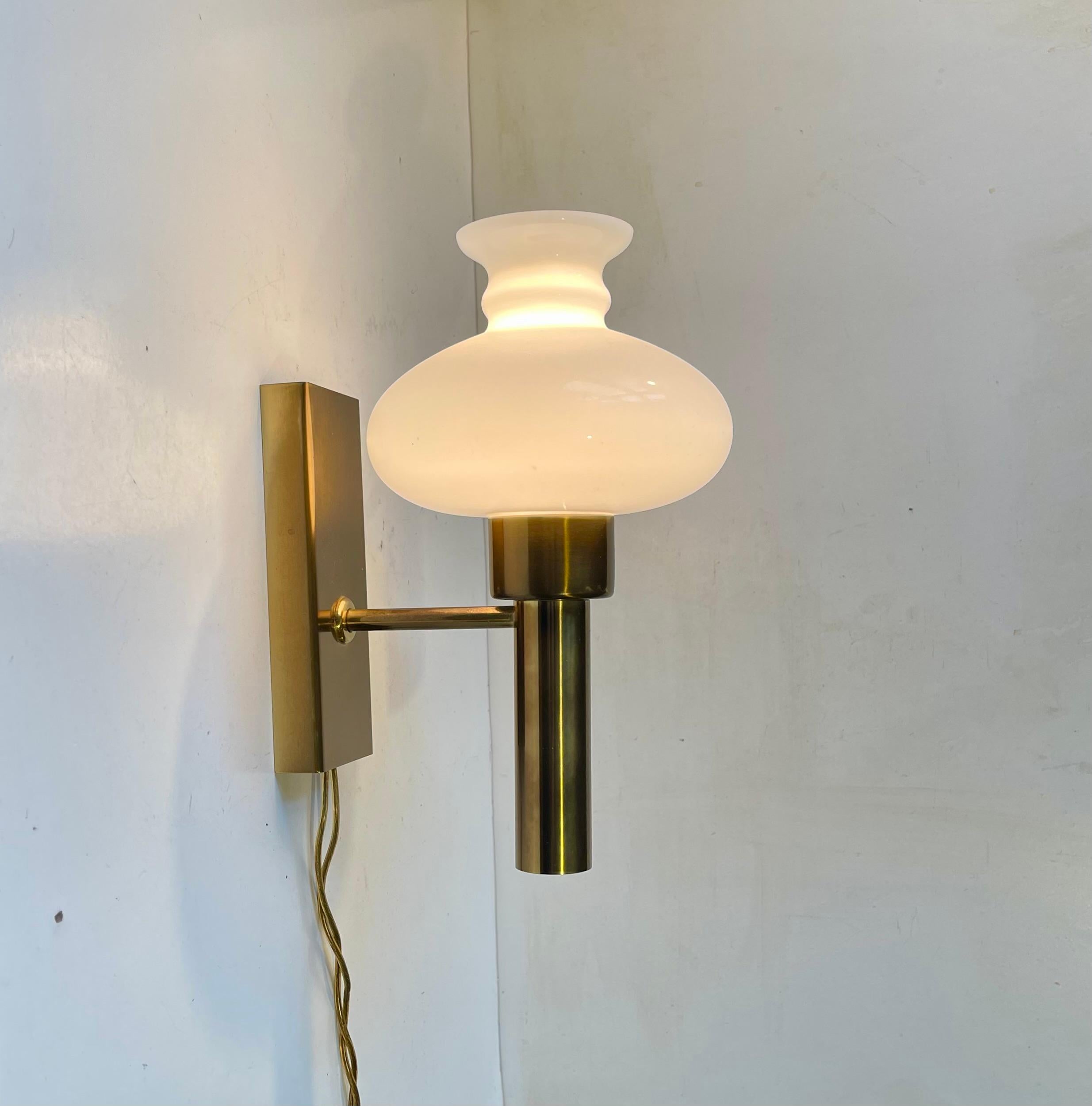 Ottone The Modern Scandinavian Library - Lampada da parete in ottone e vetro opalino di Vitrika in vendita