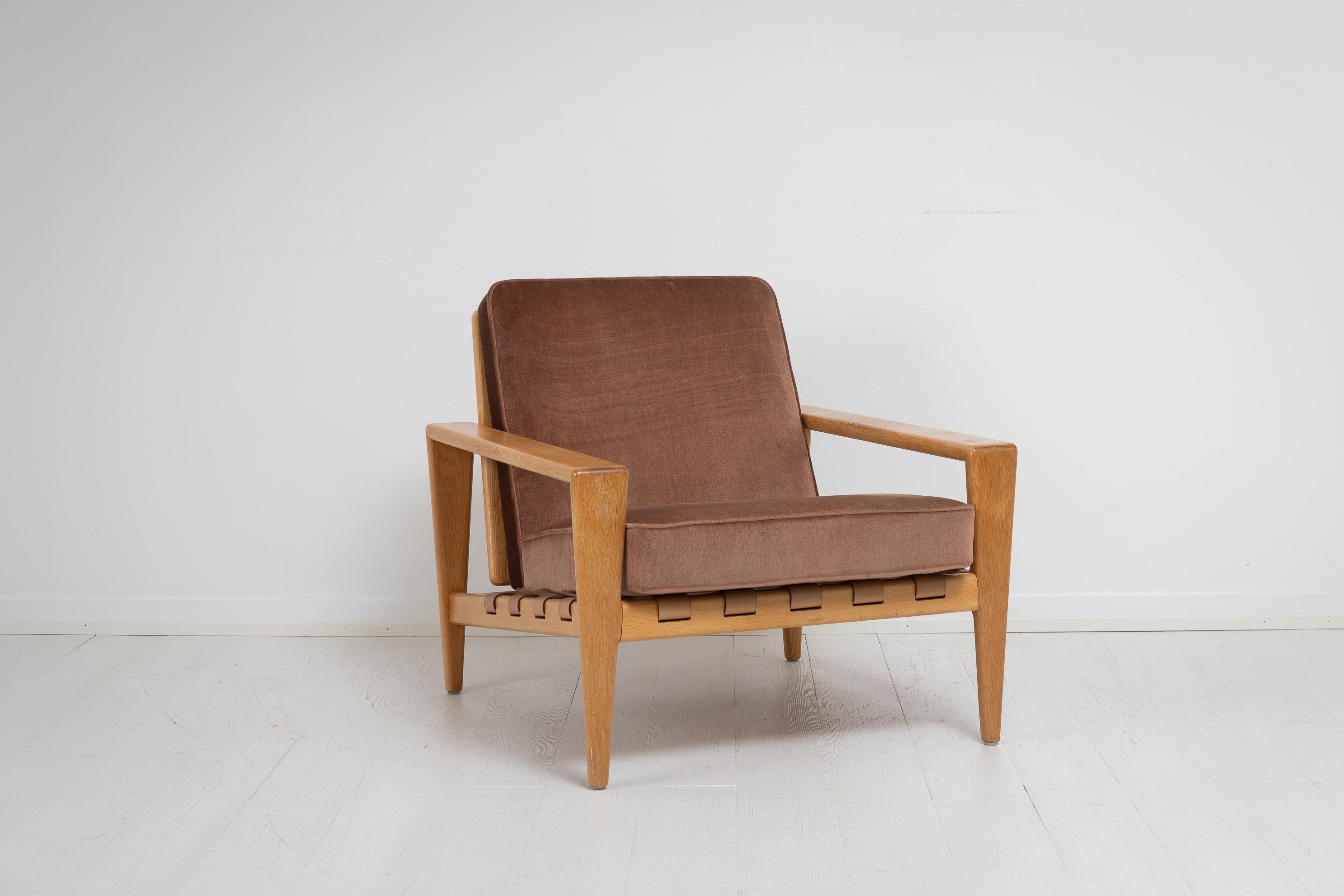 Sillón Bodö escandinavo moderno de Svante Skogh en roble claro. El sillón se presentó por primera vez en 1957 en la Feria del Mueble de Estocolmo y lo fabrica AB Hjertquist & Co en Nässjö (Suecia). Un ejemplo característico del estilo moderno