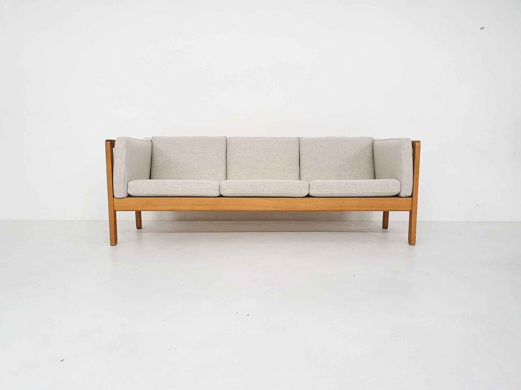 Light oak sofa with beige cushions. We re-upholstered the cushions in a fabric which can be used indoor or outdoor.
The design reminds us of the H680 sofa of Bernt Petersen or a design by Børge Mogensen or Hans Wegner.
The price is for the 3-seat