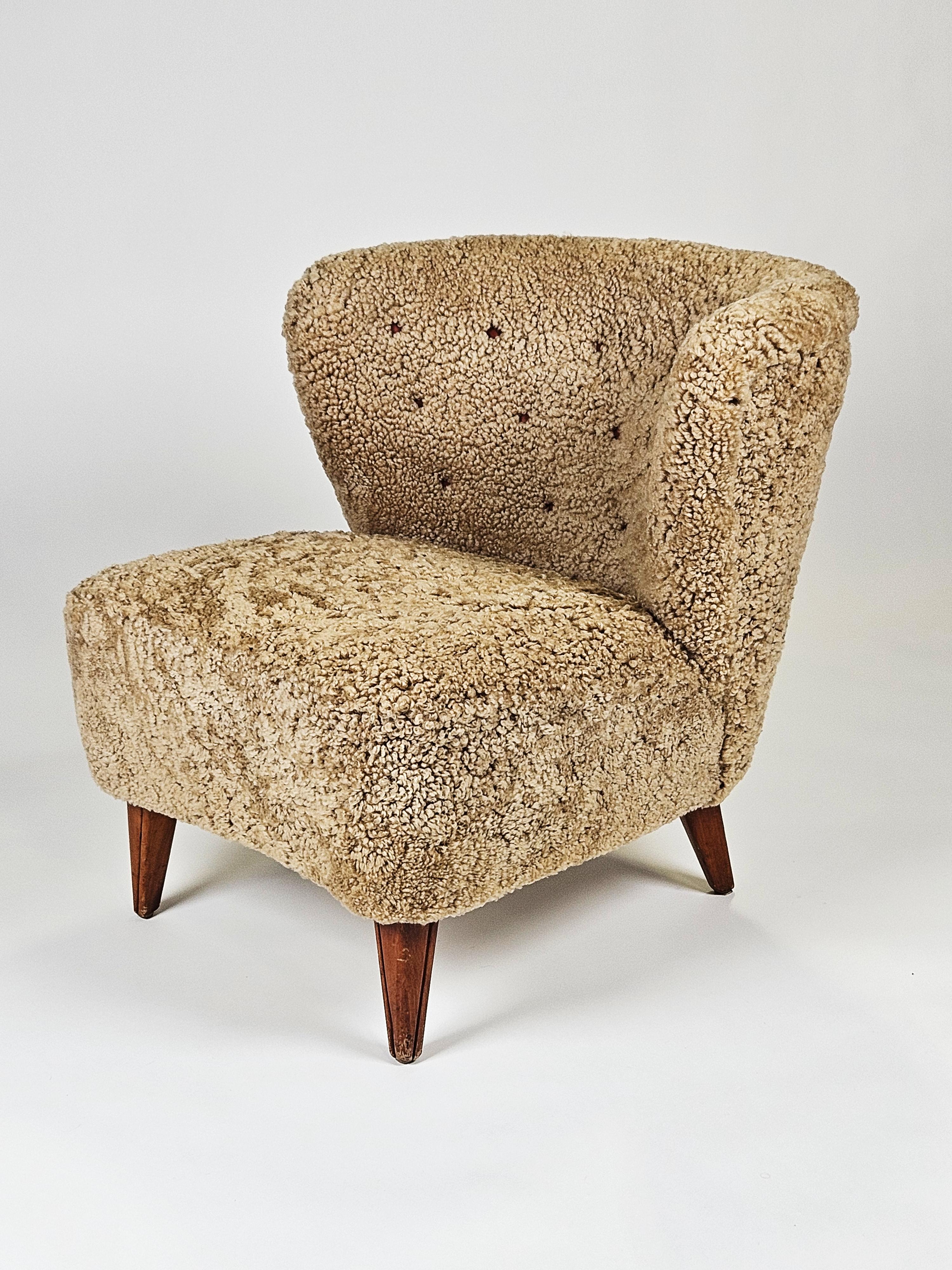 Chunky lounge chair designed and made by Gösta Jonsson, Sweden, during the 1950s. 

Upholstered with honey colored sheepskin. 

Clean modernistic design. Truly a Scandinavian Modern piece. 