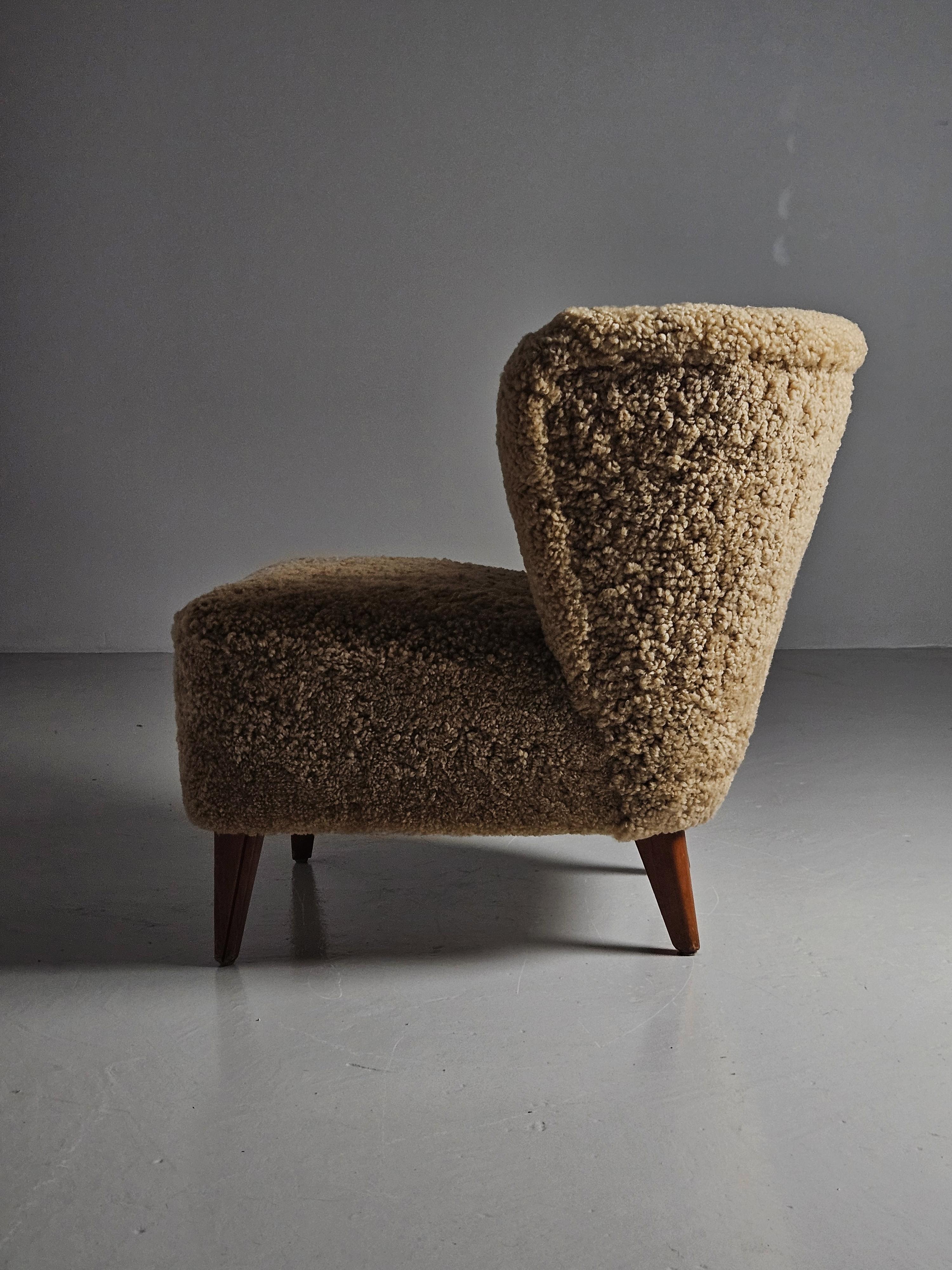 Scandinavian Modern lounge chair by Gösta Jonsson, Sweden, 1950s For Sale 1