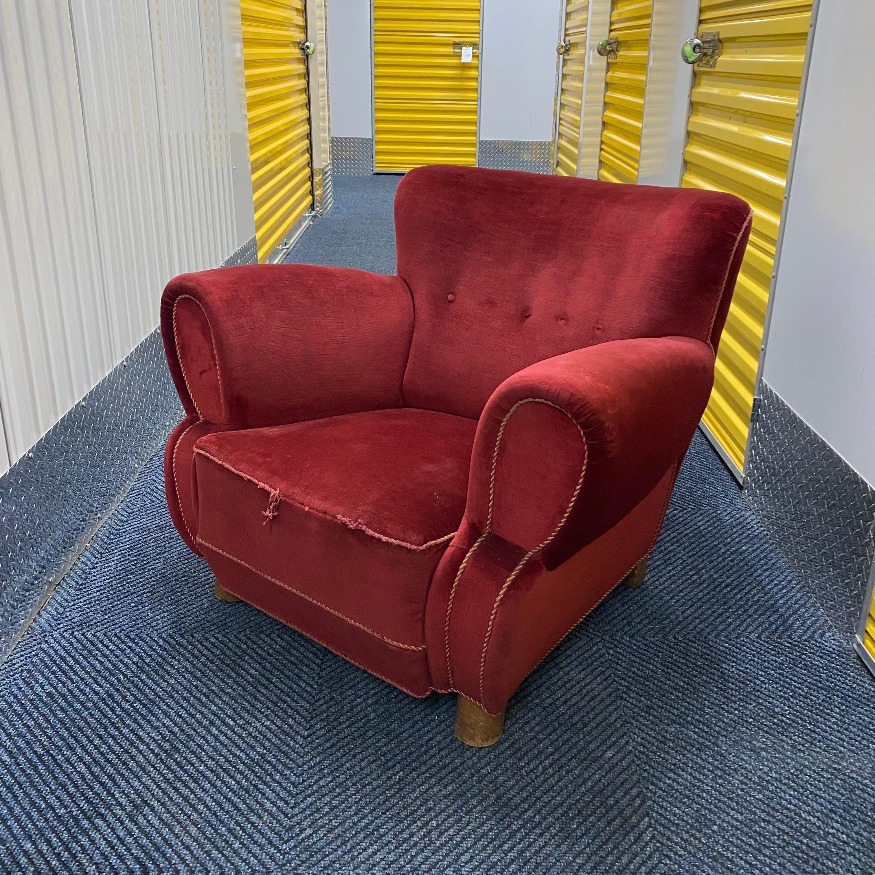 Precioso sillón moderno escandinavo de grandes proporciones al estilo de Märta Blomstedt y Flemming Lassen. Fabricado en Escandinavia hacia los años 1930/40. Actualmente tapizada en un tejido tipo terciopelo rojo.

Los bastidores se venden en su