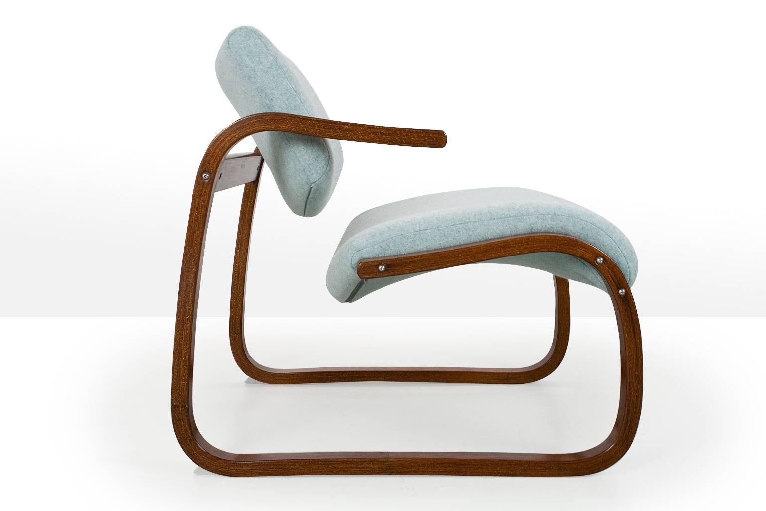 Transparant, bent and curve Scandinavian design from Norway. A great and very comfortable piece by Oddvin Rykken, 1970s. The frame is made of bent beech, stained and varnished. This comfortable piece is reupholstered in a soft light blue felt