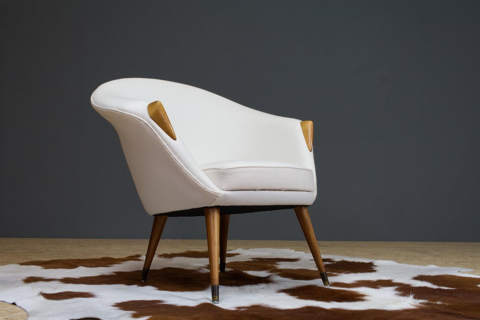 Light and elegantly shaped Danish modern lounge chair in manner of the nursing chair by Nanna Ditzel, 1950s. We have an identical set in stock, yet can be sold separate. These seats originate from Denmark, designer unknown. The curved shell is