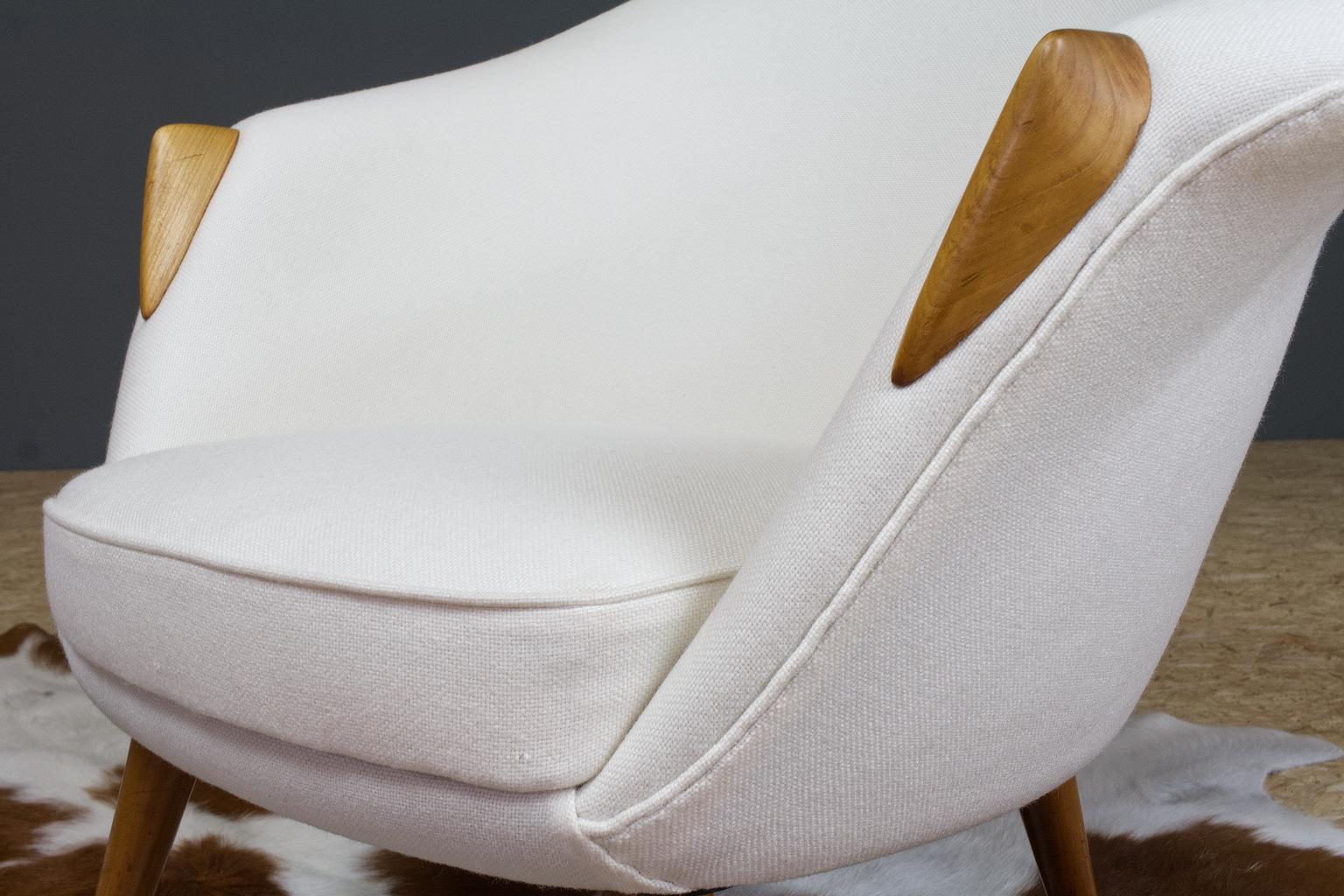 Fabric Scandinavian Modern Lounge Chair in Elm and White Wool Nanna Ditzel manner 1950s For Sale