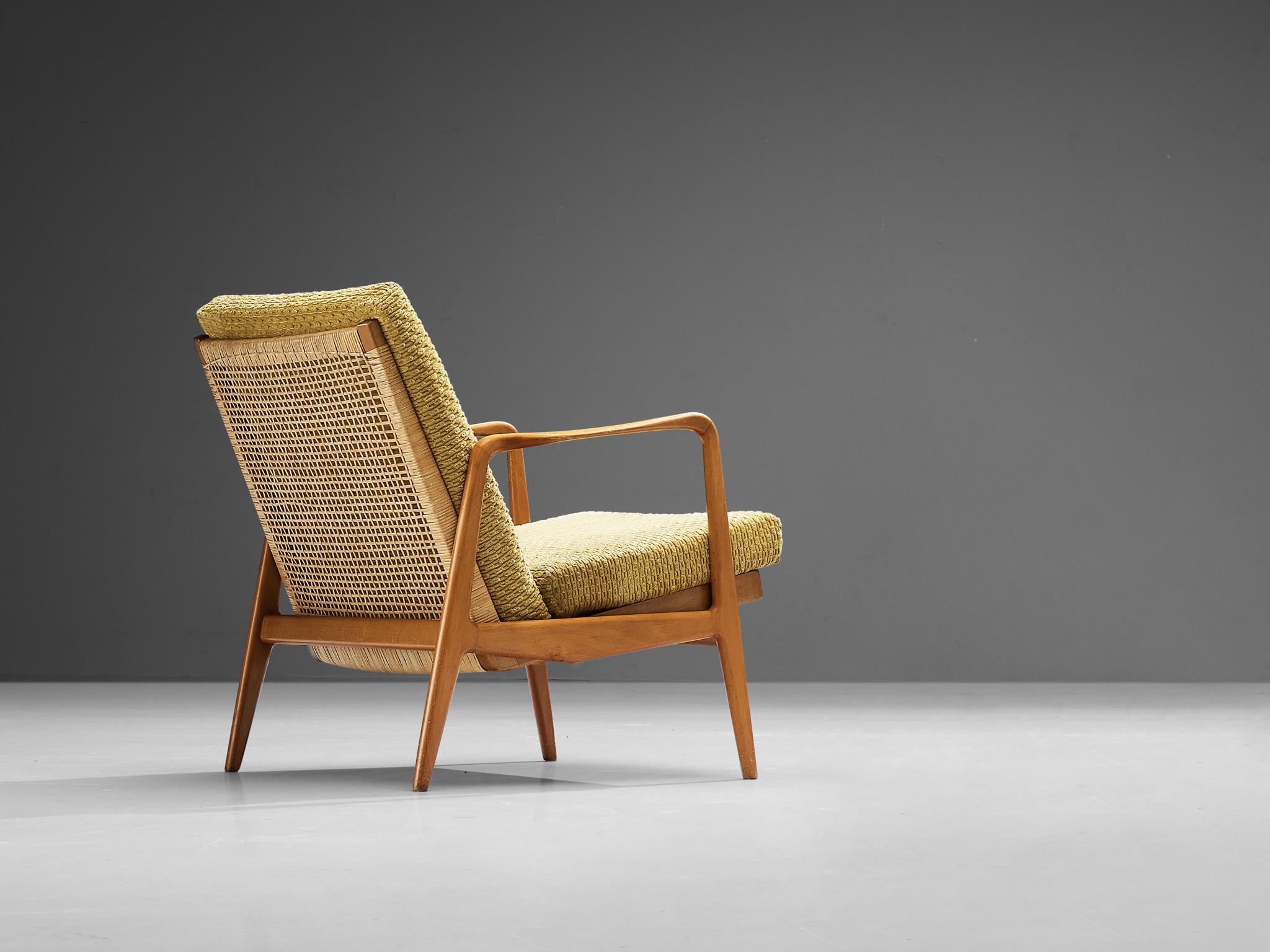 Sessel, Buche, Schilfrohr, Stoff, Skandinavien, 1960er Jahre. 

Dieser skandinavisch-moderne Sessel erinnert an die Entwürfe von Hartmut Lohmeyer und Fredrik A. Kayser. Sein Äußeres ist organisch geformt. Der weit geöffnete Holzrahmen ist mit einer