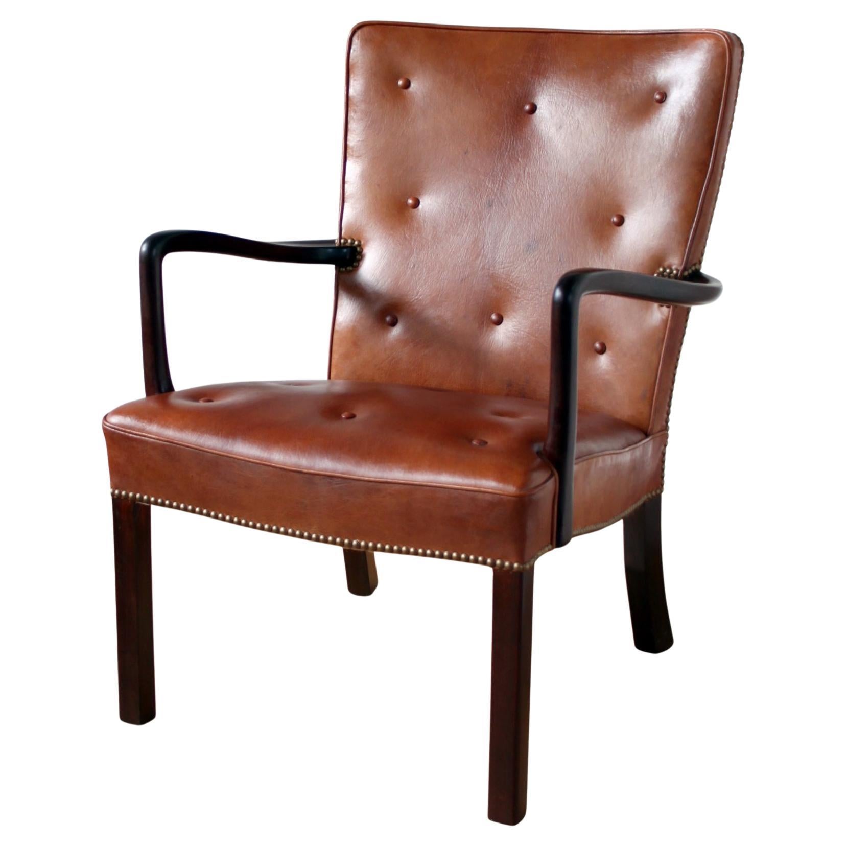 Jacob Kjær - The Scandinavian Modern Design.

Une belle chaise longue, conçue et fabriquée par l'ébéniste Jacob Kjær (1896-1957).

MATERIAL : Acajou teinté foncé et rembourré en cuir nigérian avec des têtes de clous en laiton.

Le cuir Nature est