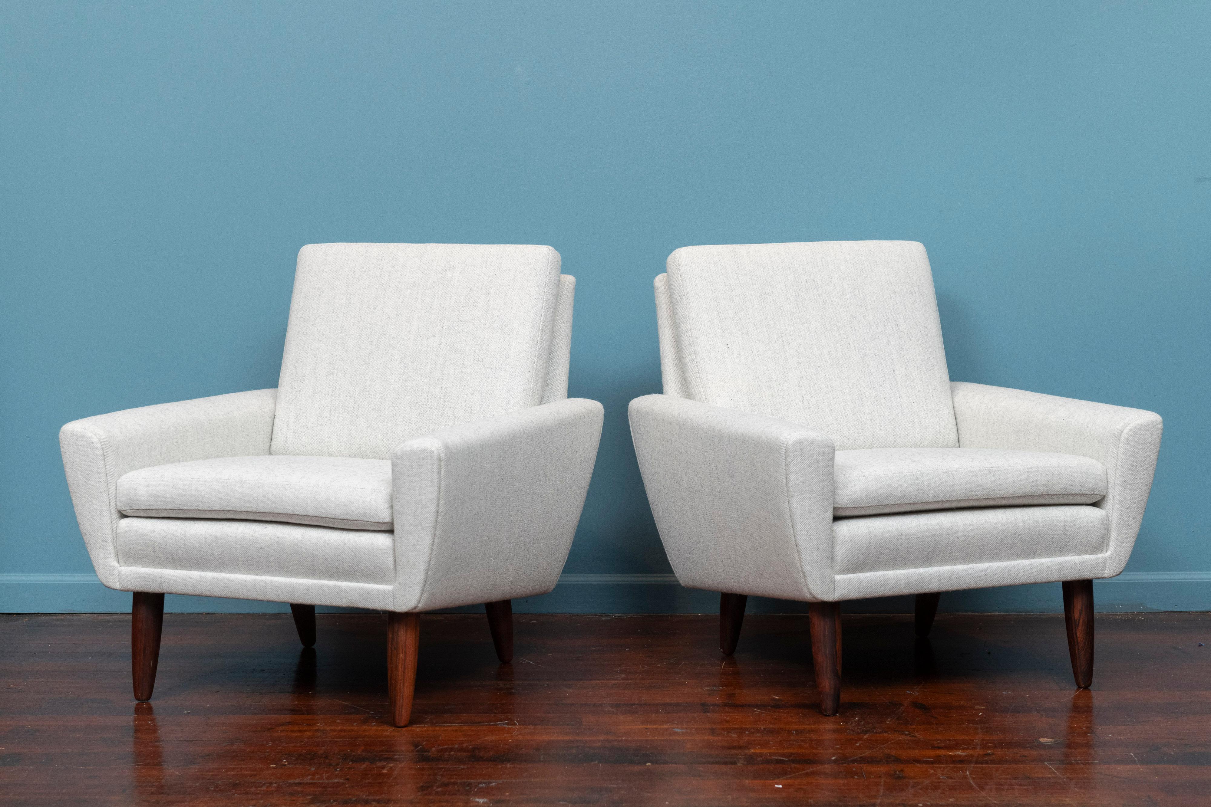 Coppia di sedie da salotto in stile scandinavo moderno disegnate da Georg Thams, modello 64/1. Sedie classiche dall'aspetto moderno appena restaurate completamente in lana di Maharam su gambe affusolate in palissandro. Il tessuto grigio chiaro si