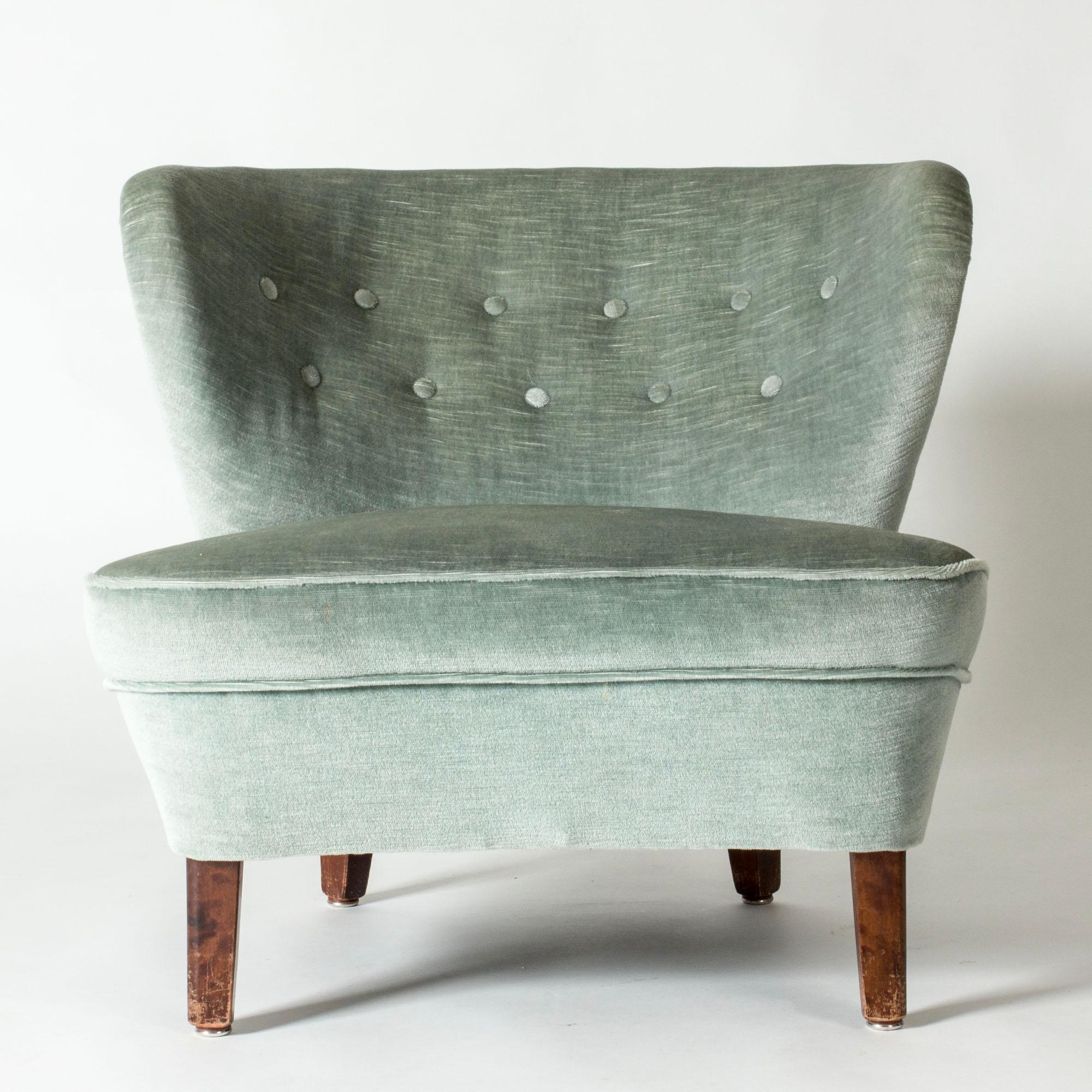 Ein Paar schöne Loungesessel von Gösta Jonsson, mit großzügigen Linien. Gepolstert mit aquamarinfarbenem Samtstoff mit dezentem Glanz. Füße aus gebeiztem Holz.