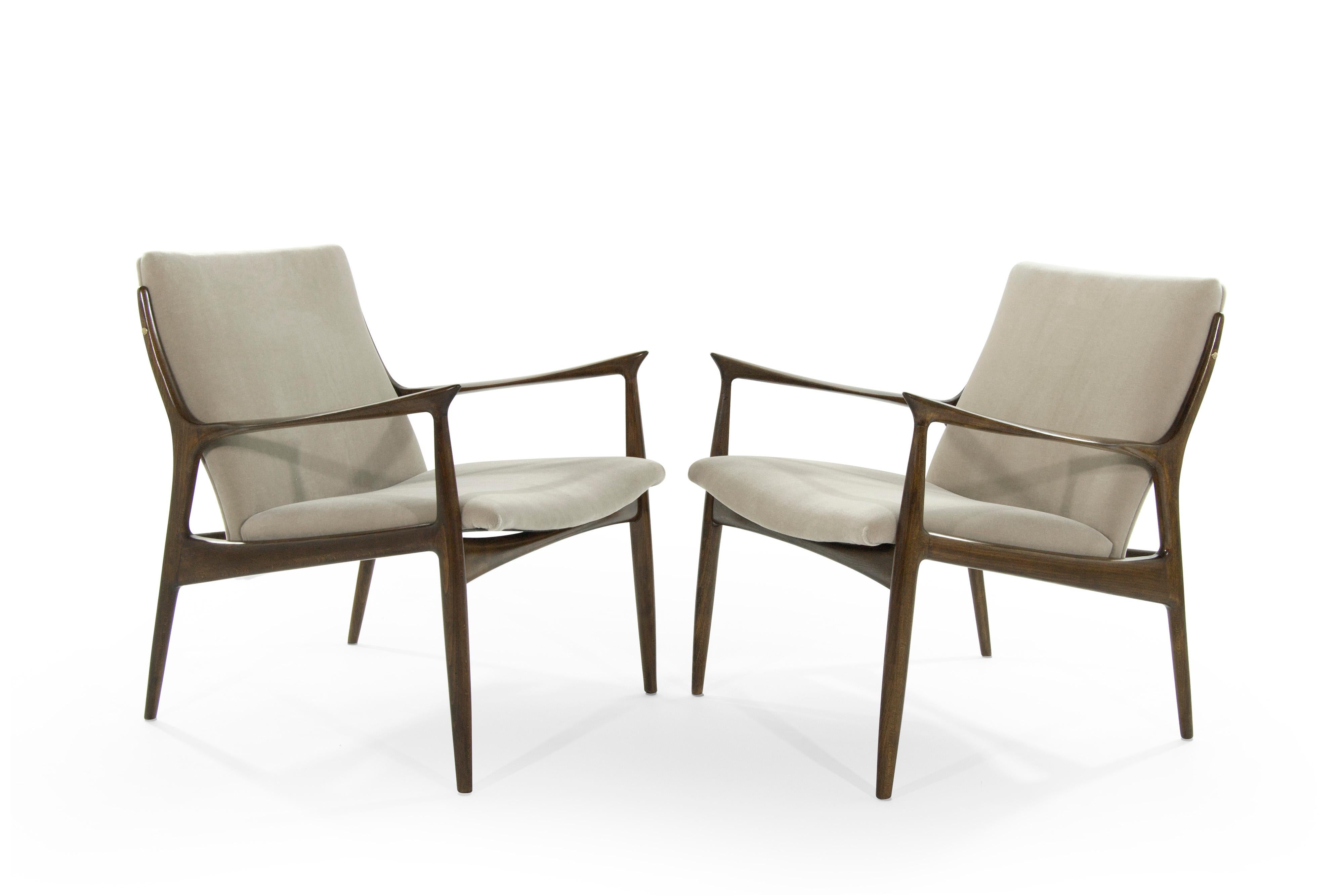 Pair of sculptural Danish modern lounge chairs designed by Ib Kofod-Larsen. Sculptural frames fully restored. Seat and backrest newly upholstered in natural mohair.
 