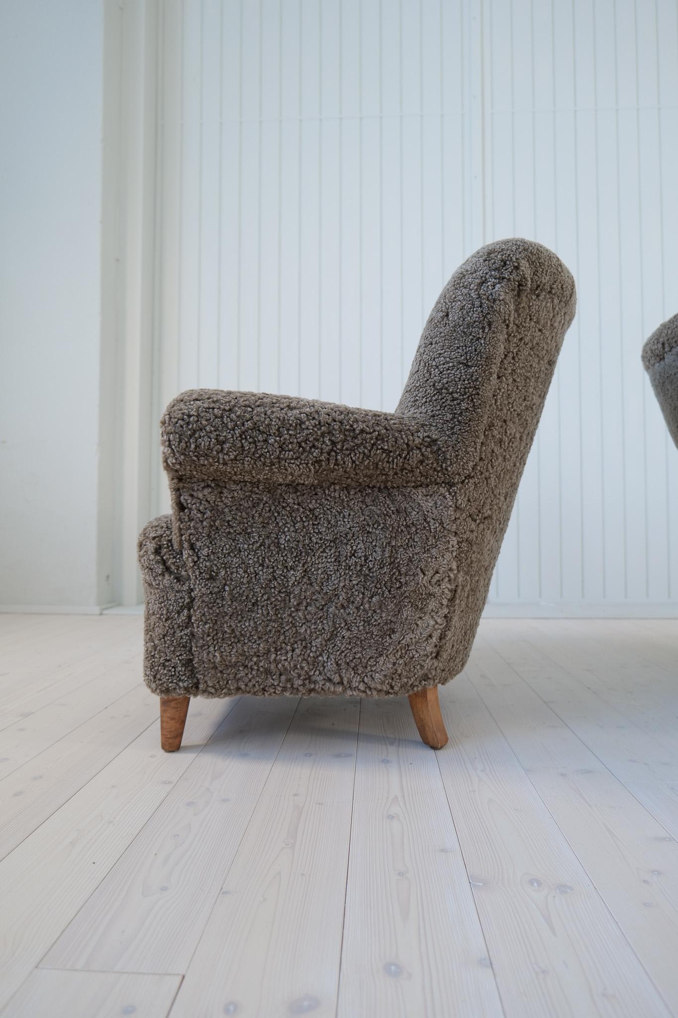 Scandinavian Modern Lounge Chairs in Grey/Black Sheepskin Shearling Sweden, 1940 For Sale 4