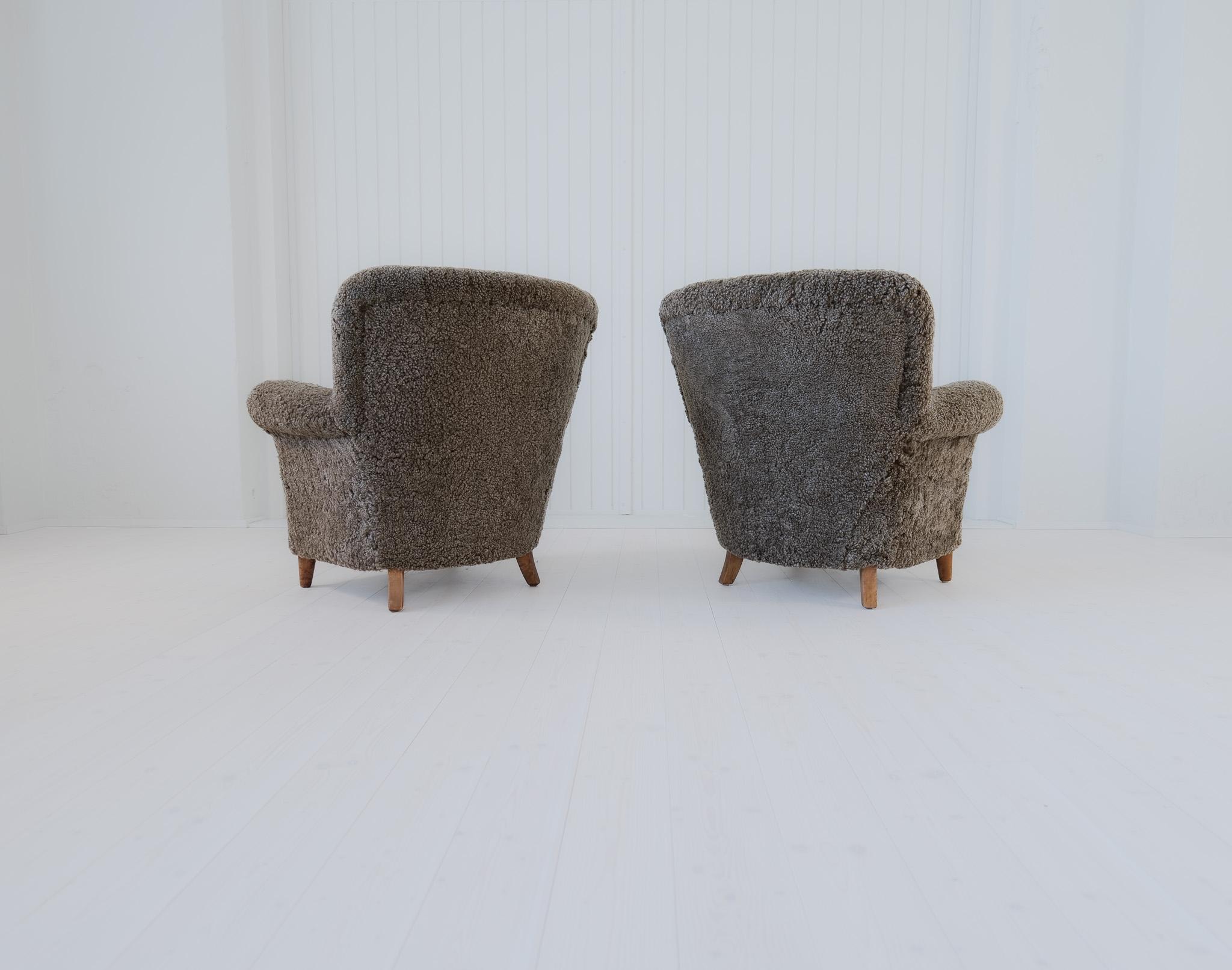 Scandinavian Modern Lounge Chairs in Grey/Black Sheepskin Shearling Sweden, 1940 For Sale 5