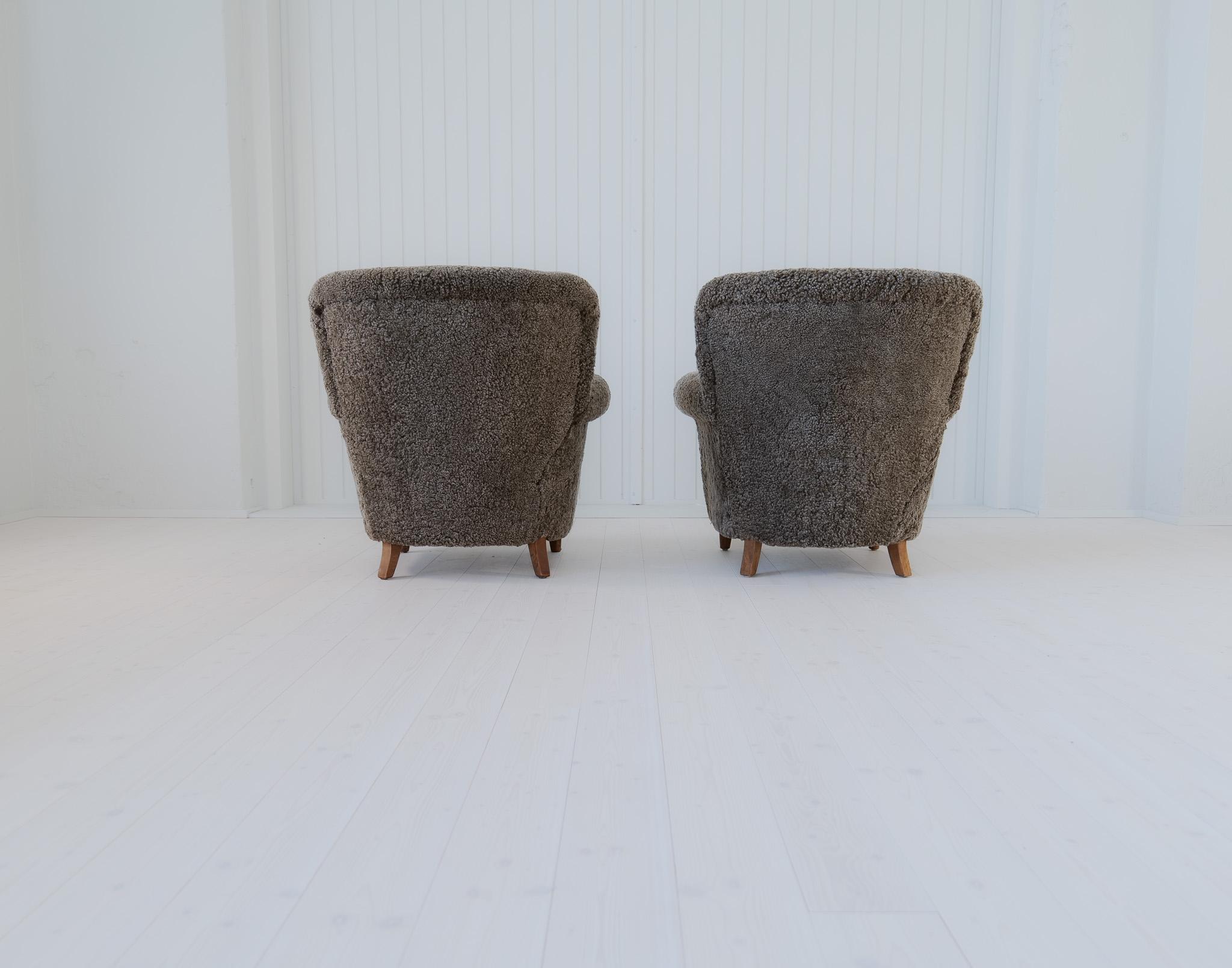 Scandinavian Modern Lounge Chairs in Grey/Black Sheepskin Shearling Sweden, 1940 For Sale 6