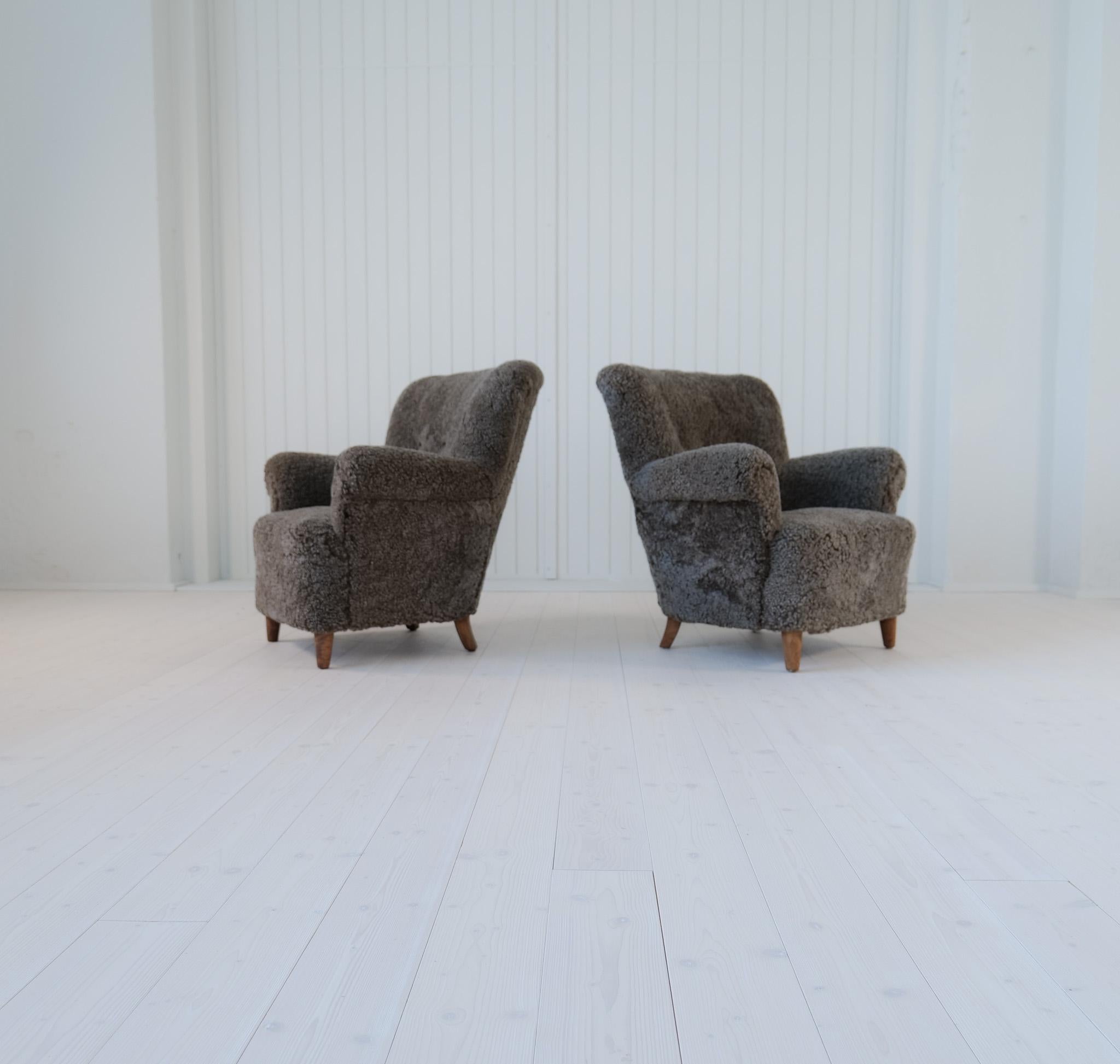 Scandinavian Modern Lounge Chairs in Grey/Black Sheepskin Shearling Sweden, 1940 For Sale 8