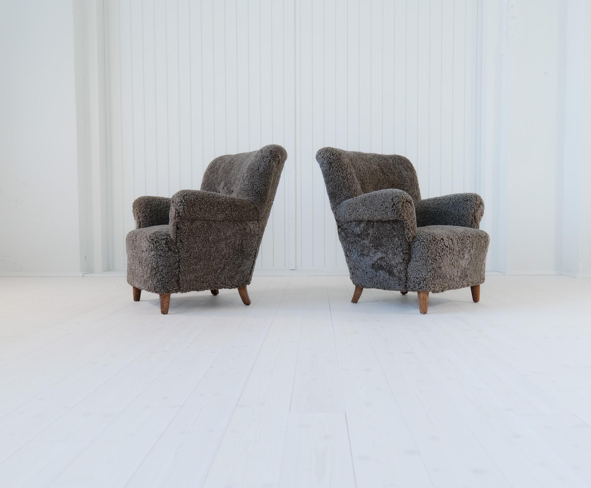 Scandinavian Modern Lounge Chairs in Grey/Black Sheepskin Shearling Sweden, 1940 For Sale 9