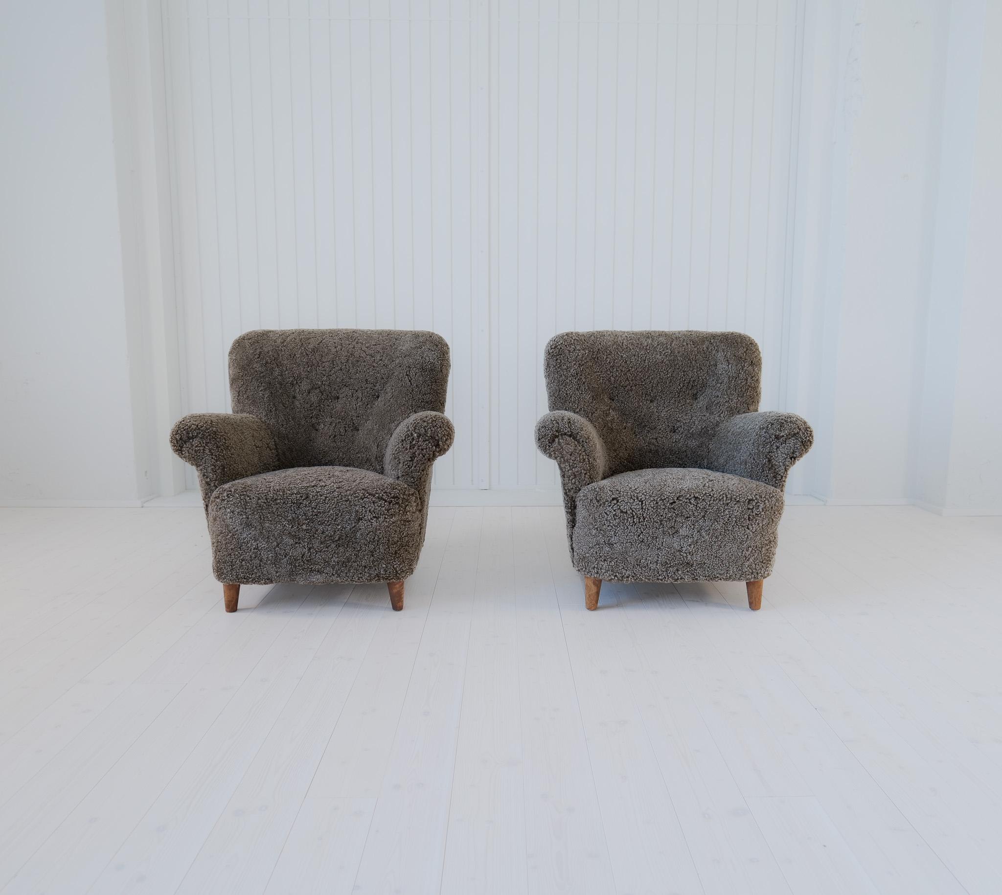 Mid-Century Modern Scandinavian Modern Lounge Chairs in Grey/Black Sheepskin Shearling Sweden, 1940 For Sale