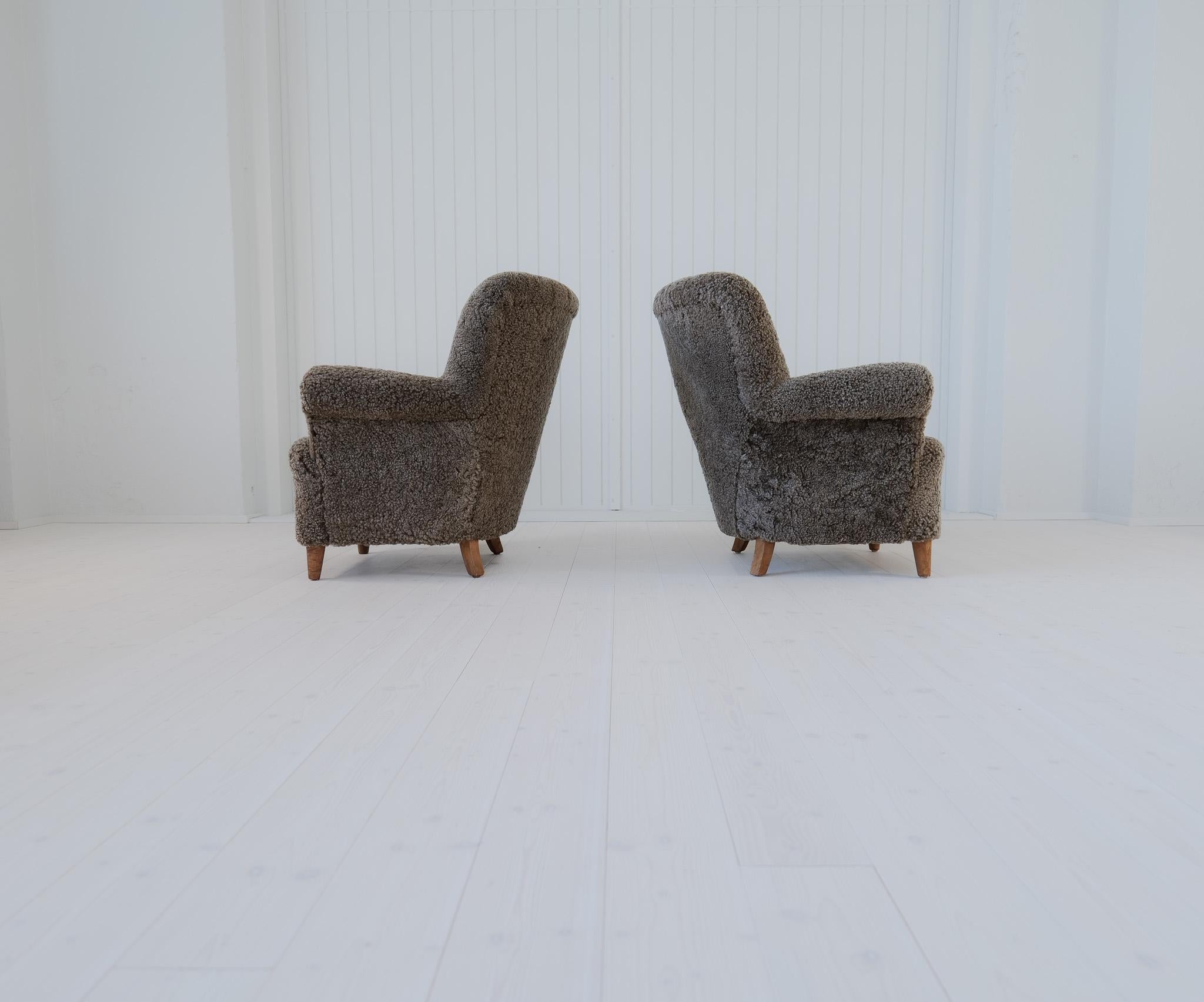 Scandinavian Modern Lounge Chairs in Grey/Black Sheepskin Shearling Sweden, 1940 For Sale 1
