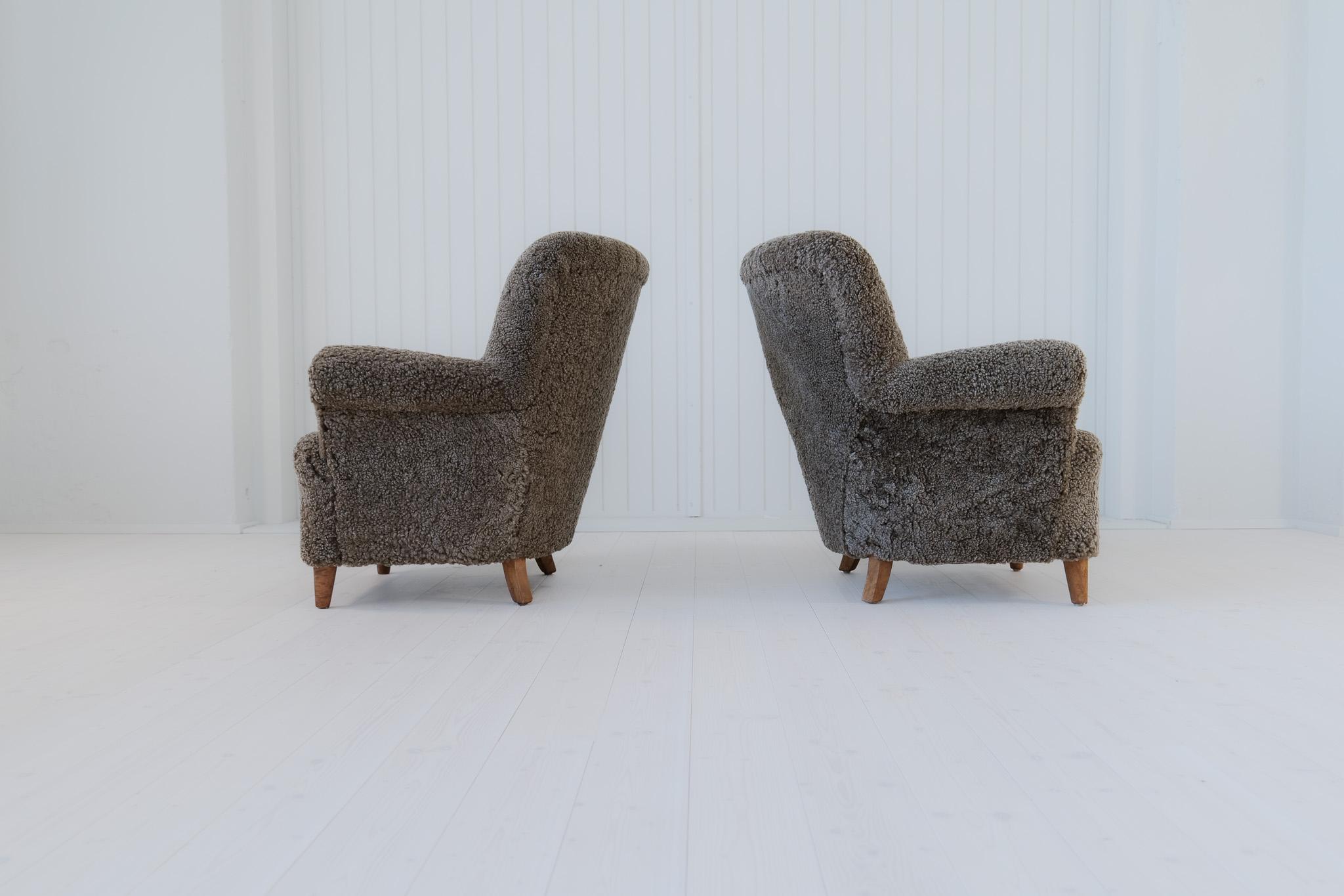 Scandinavian Modern Lounge Chairs in Grey/Black Sheepskin Shearling Sweden, 1940 For Sale 2