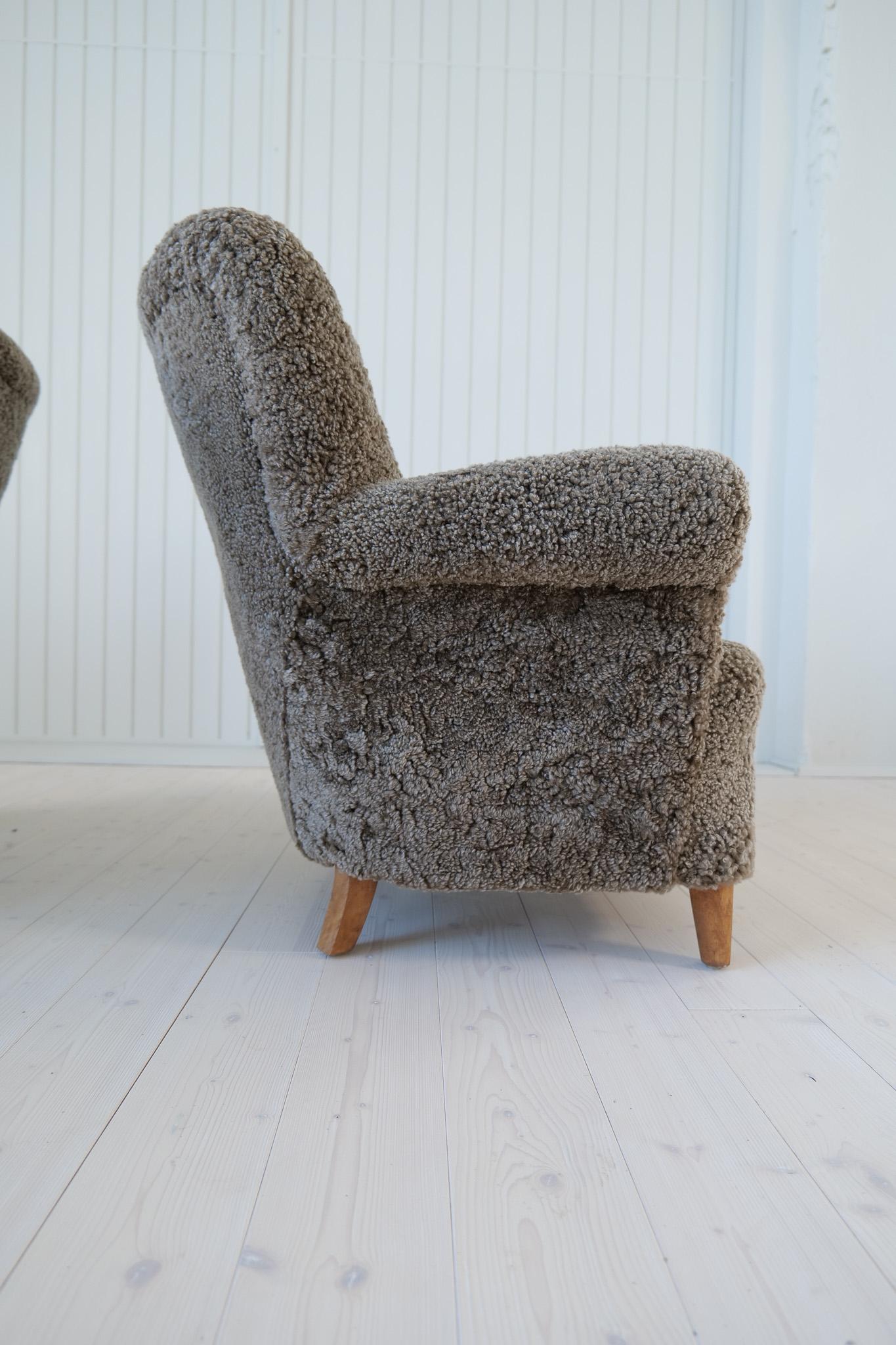 Scandinavian Modern Lounge Chairs in Grey/Black Sheepskin Shearling Sweden, 1940 For Sale 3