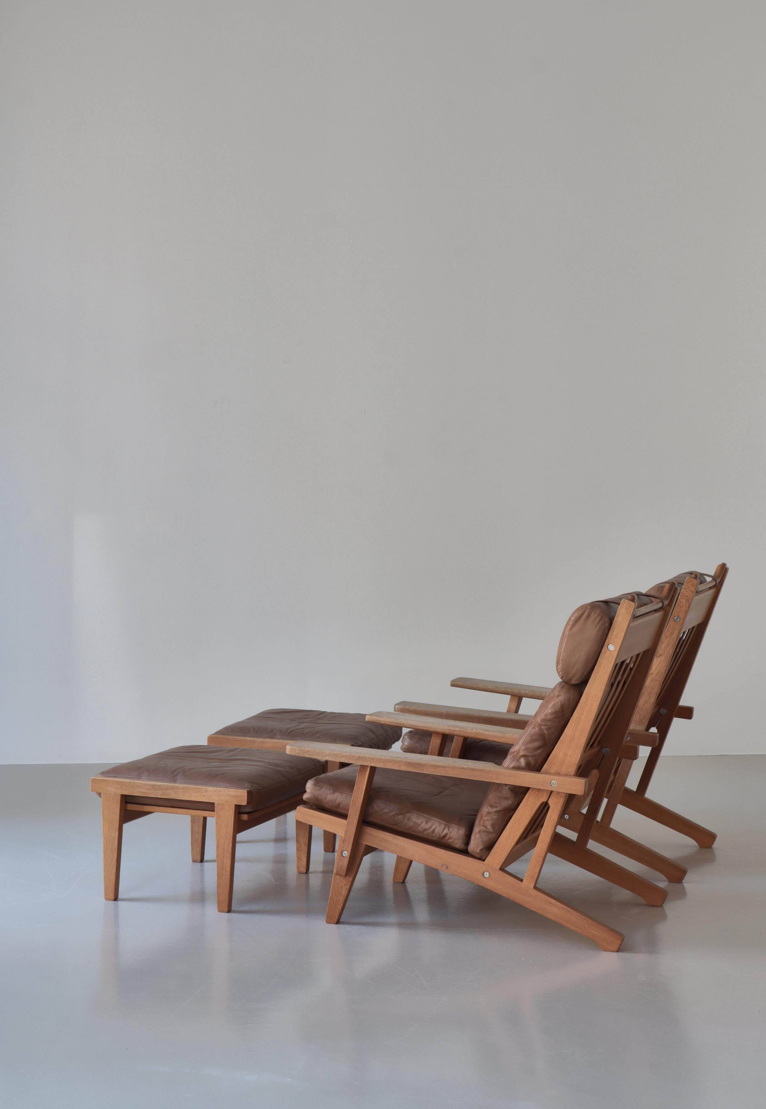 Sedie da salotto The Modern Scandinavian in Oak e pelle di Hans J. Wegner, 1960 In condizioni buone in vendita a Odense, DK