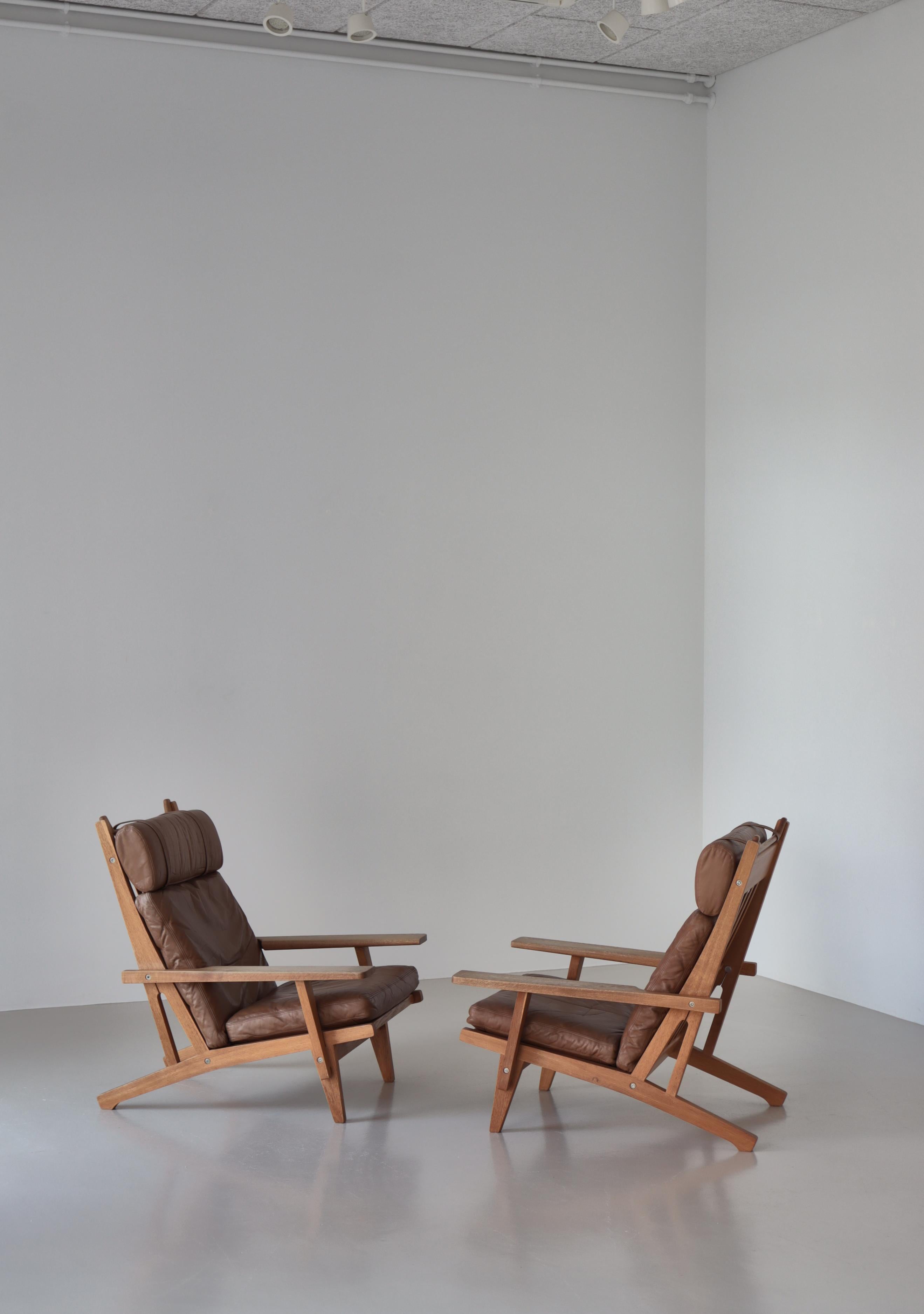Metà XX secolo Sedie da salotto The Modern Scandinavian in Oak e pelle di Hans J. Wegner, 1960 in vendita