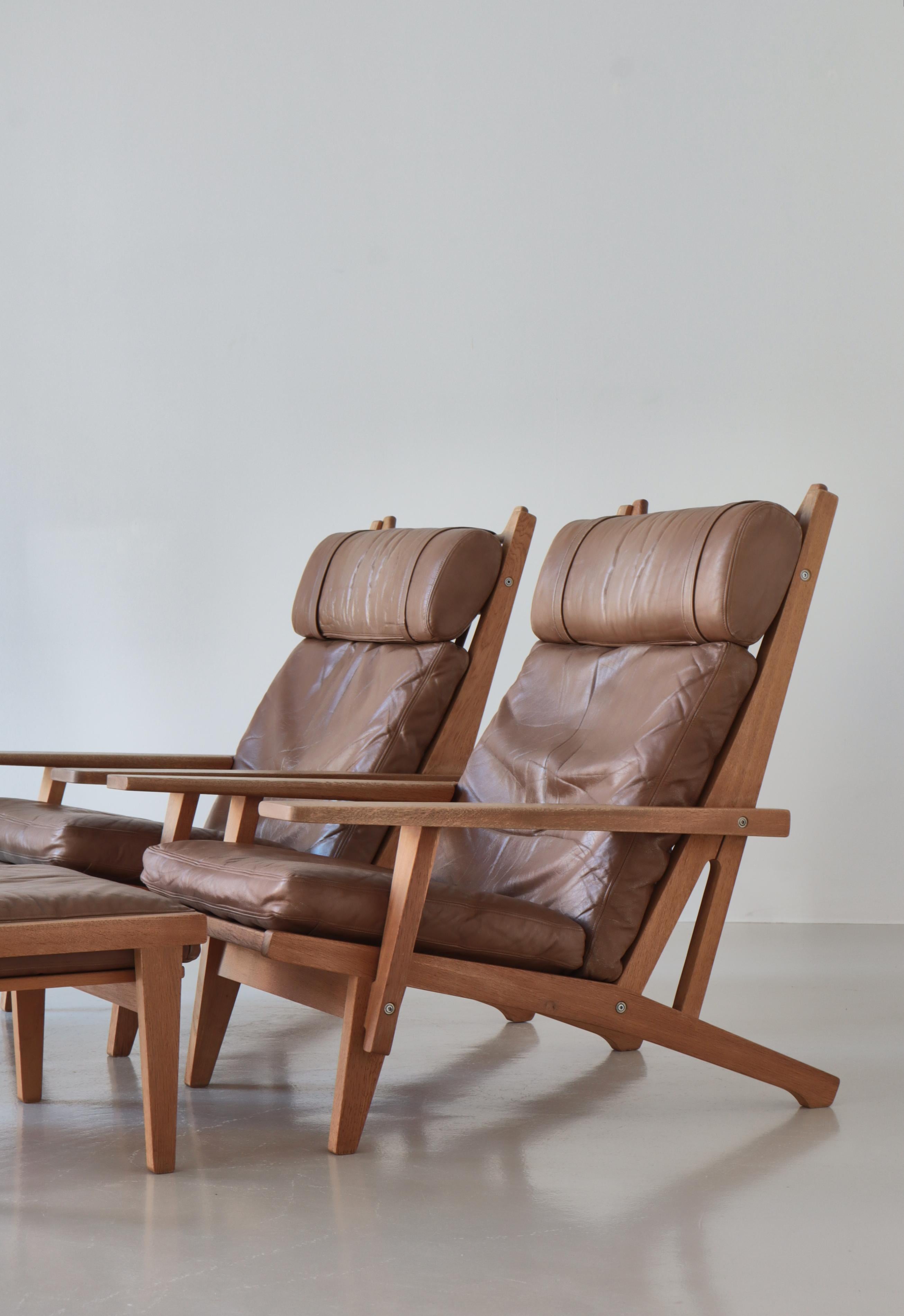 Scandinavo moderno Sedie da salotto The Modern Scandinavian in Oak e pelle di Hans J. Wegner, 1960 in vendita