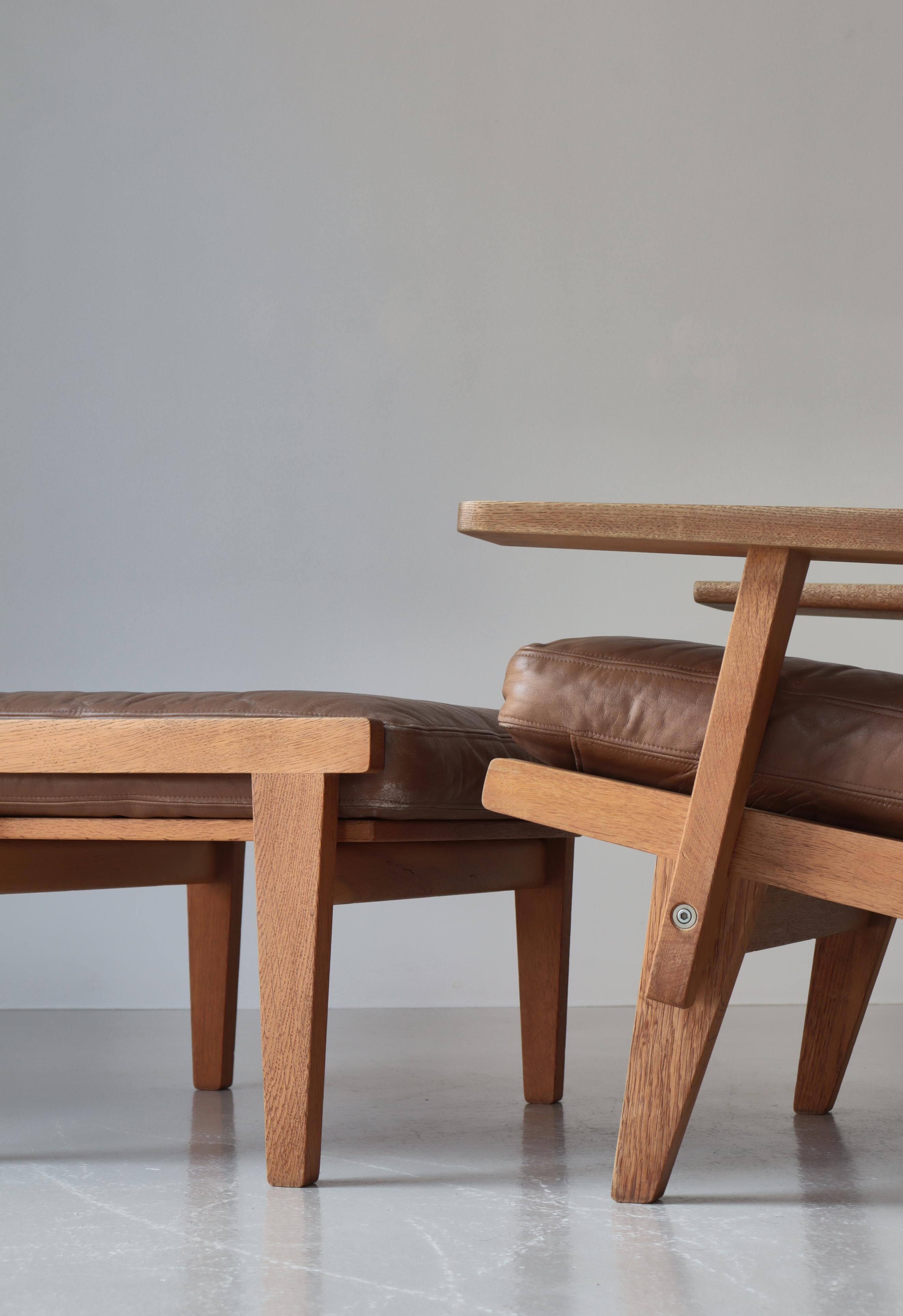 Pelle Sedie da salotto The Modern Scandinavian in Oak e pelle di Hans J. Wegner, 1960 in vendita