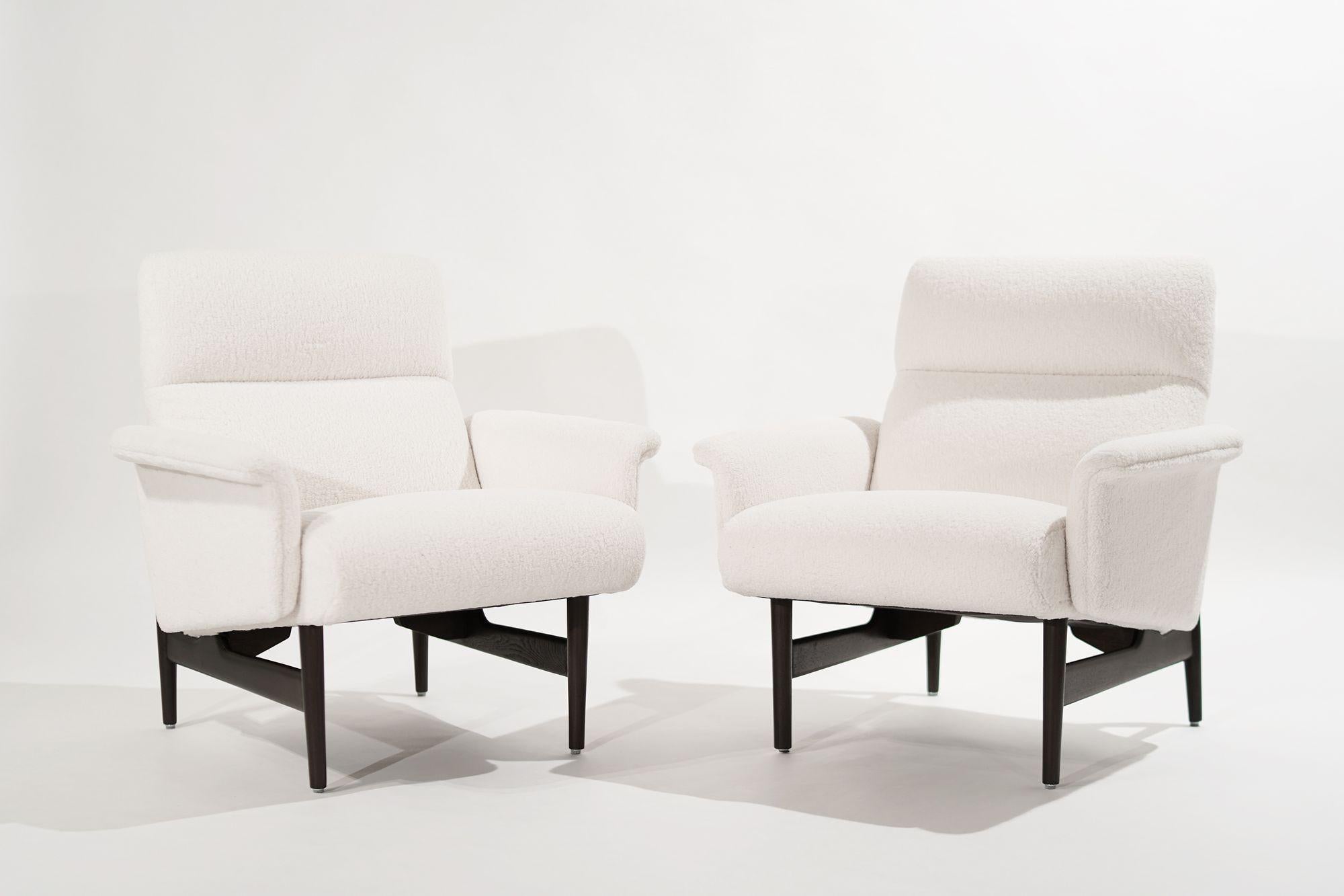 Ein wunderschönes Set von Sesseln, original aus Dänemark, ca. 1950-1959. Vollständig restauriert und neu gepolstert mit schwerer Wolle von Kravet, Walnussholzstützen, neu lackiert in unserem dunklen Walnussholz. Es sind insgesamt vier Stühle