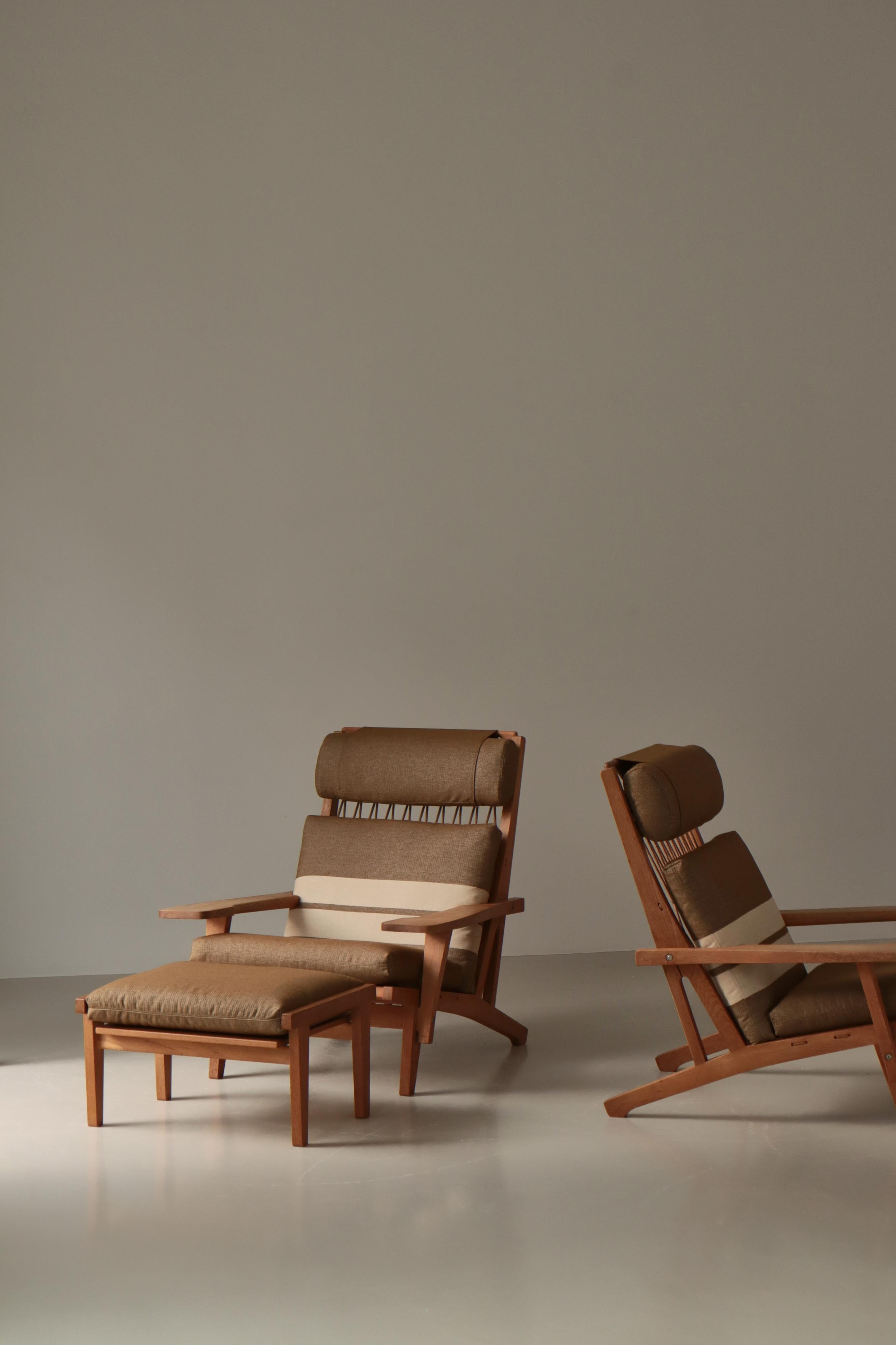 Raro juego de 2 tumbonas Hans J. Wegner de roble macizo 