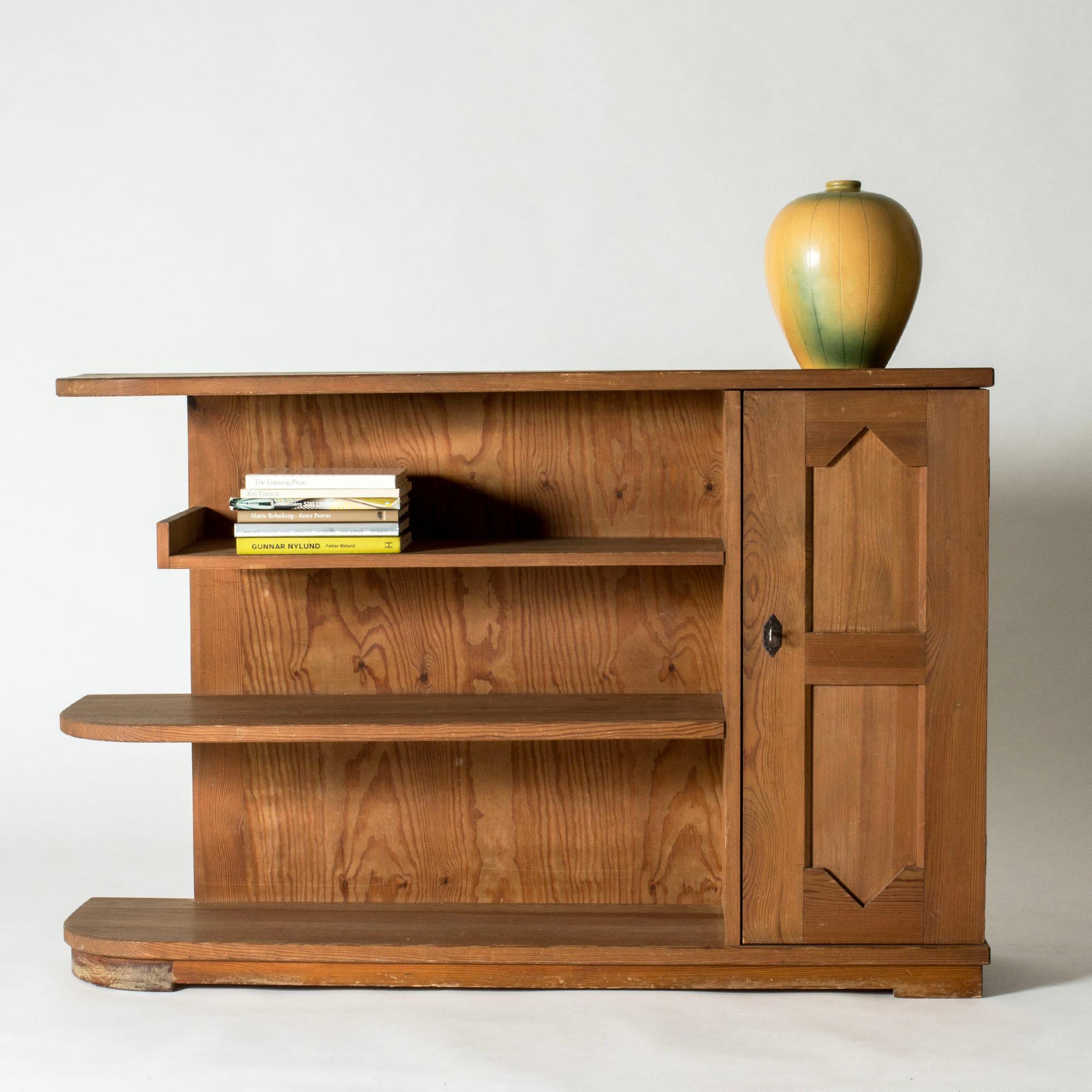 Libreria bassa in pino con mobile, realizzata da NK con un design rustico e funzionalista. Gli angoli arrotondati si combinano con elementi di design tradizionali, tra cui una placca in ghisa con buco della serratura.

Il design si basa sui mobili
