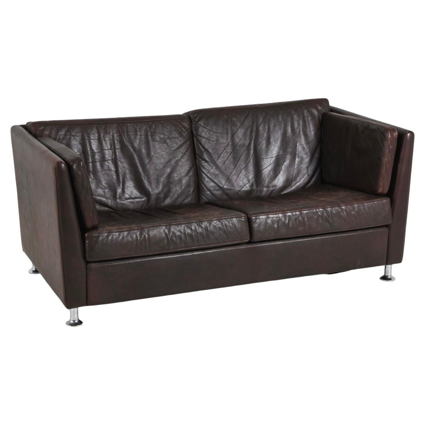 Scandinavian Modern Low Brown Leather Loveseat Sofa with Chrome Legs Escandinavo moderno en venta