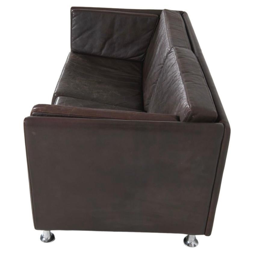 Scandinavian Modern Low Brown Leather Loveseat Sofa with Chrome Legs Danés en venta